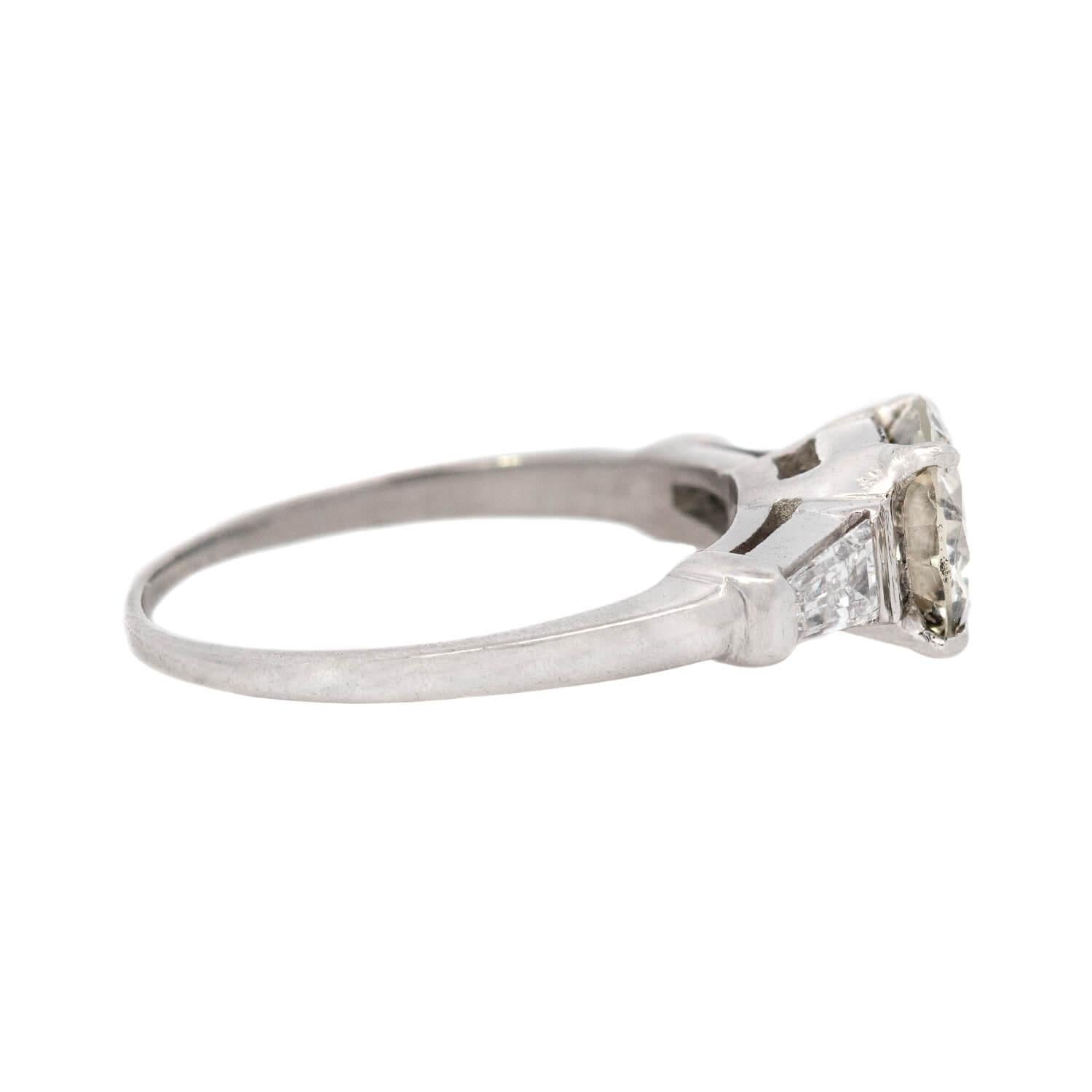 Retro Platin Diamant Verlobungsring mit drei Steinen 1,13ct (Baguette-Treppenschliff) im Angebot