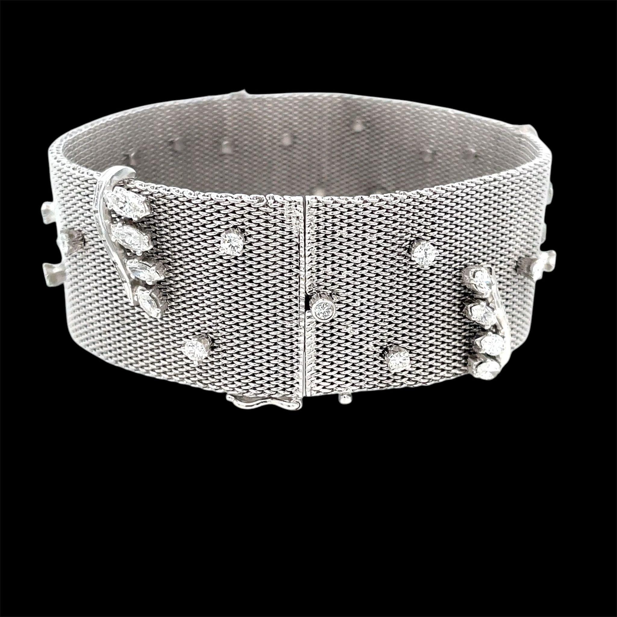 Stupendo bracciale in tessuto di platino sormontato da 7,5 ct di scintillanti diamanti baguette, marquise e tondi brillanti (purezza VVs - colore G/H). 1980 circa.

CONDIZIONE: usato - eccellente 
METALLO: Platino
PIETRE: Diamanti ct 7,50
TAGLIA: