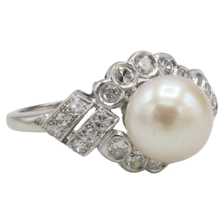 Anillo Cóctel Cúpula Retro Platino Diamante Natural y Perla Cultivada 
Metal: Platino
Peso: 8,68 gramos
Perla: perla cultivada blanca de 9,5 mm con brillo cremoso
Diamantes: Aprox. 0,85 CTW de diamantes naturales de talla única G-H SI
Altura: 13,5