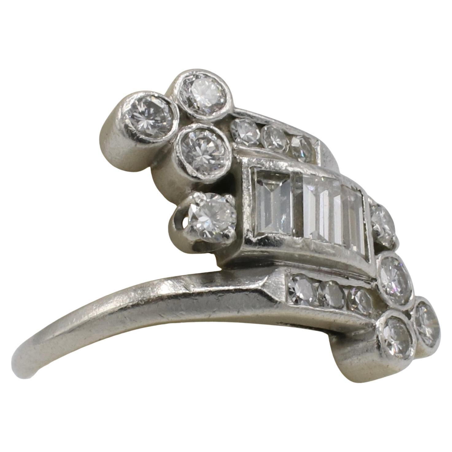 Retro Platin Natürlicher Runder & Baguette Diamant Bypass Cocktail Ring 
Metall: Platin
Gewicht: 6.66 Gramm
Oberseite: 17,5 x 16 mm
Größe: 6.25 (US)
Diamanten: Ca. 0,80 CTW G-H VS runde und Baguette-Naturdiamanten
RTD F35000327
