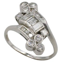 Anillo de Cóctel Retro de Platino con Diamante Natural Redondo y Baguette Bypass