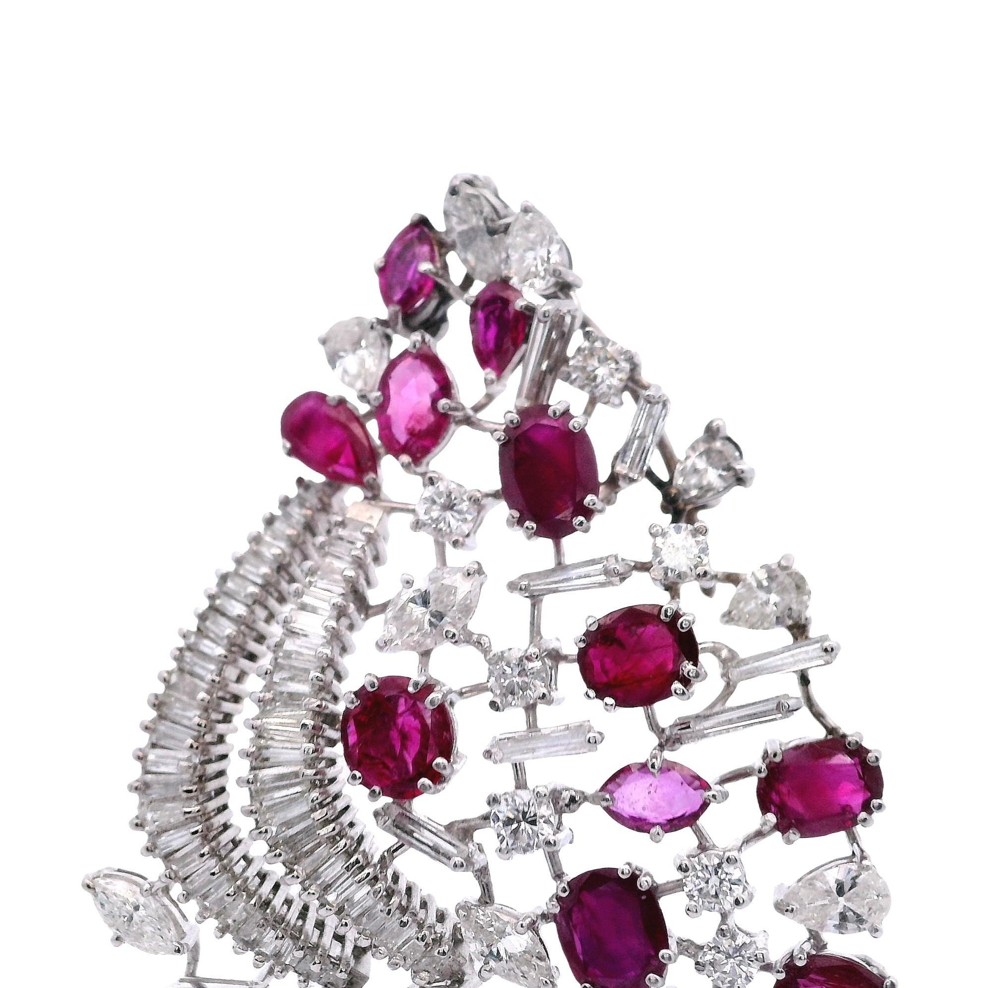 Taglio ovale Retro Platinum Pendant with18.0 CTW in Burma Rubies and Diamonds in vendita