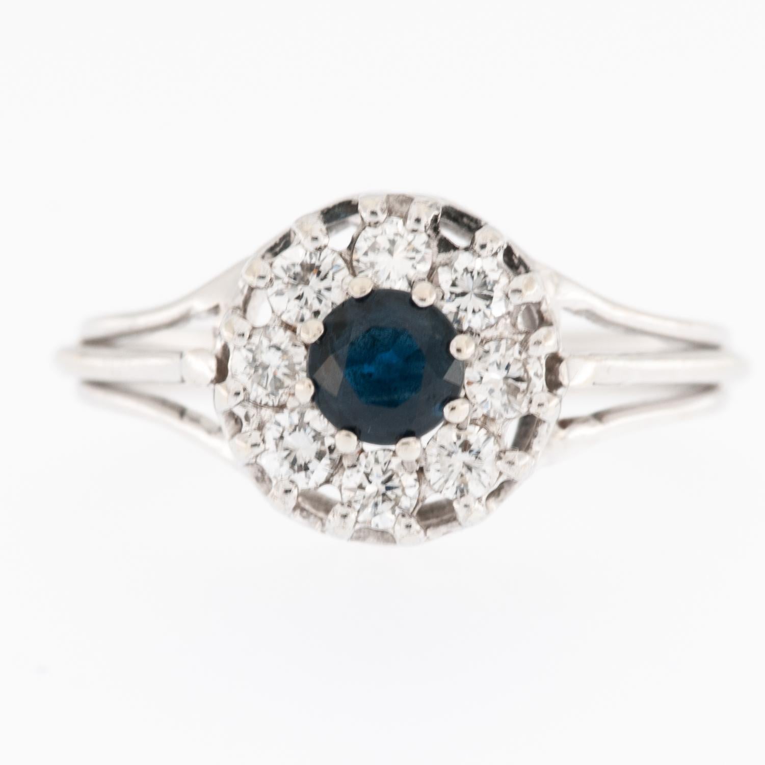 Retro Platinum Ring with Diamonds and Sapphire In Good Condition For Sale In Esch-Sur-Alzette, LU