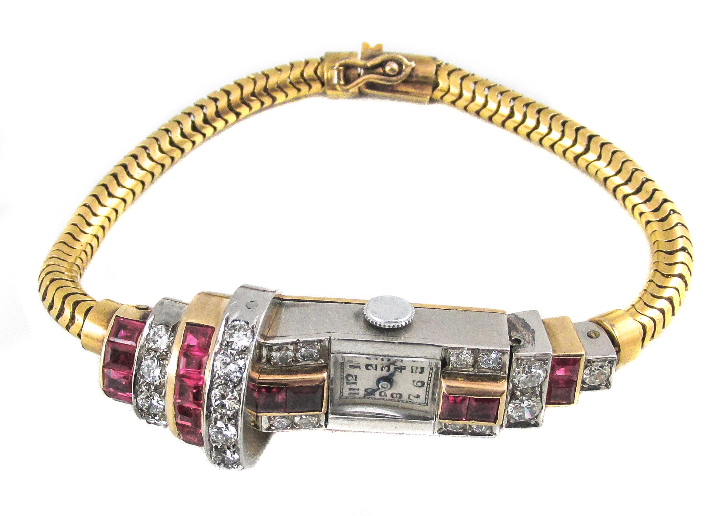 Diese einzigartige Damenarmbanduhr im Retro-Stil der 1940er Jahre besteht aus abwechselnd in Gelbgold gefassten Rubinen und in Platin gefassten runden Diamanten mit Brillantschliff, die in ihrer Größe abgestuft sind und flexibel mit dem Gehäuse und
