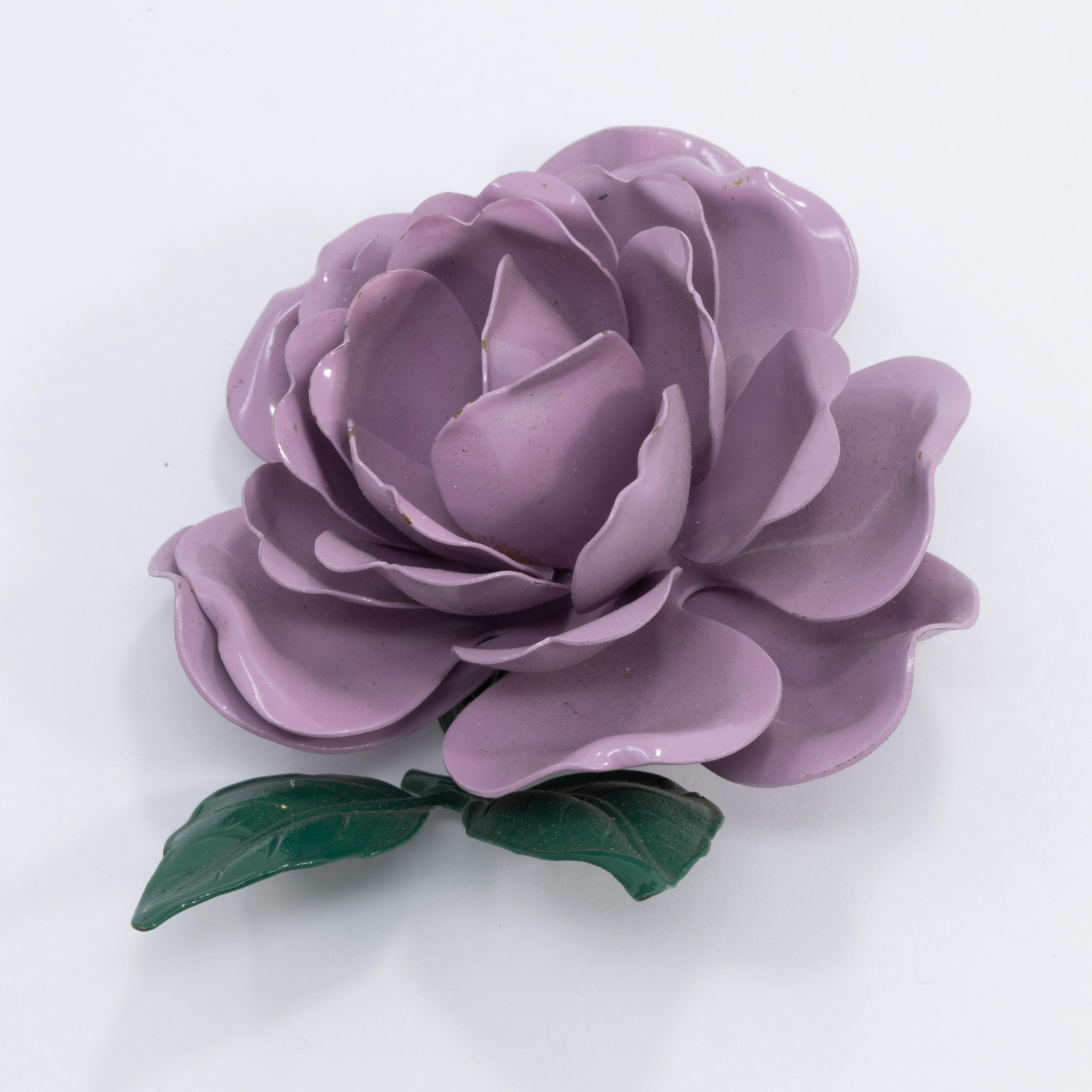 A blooming rose painted in purple and green enamel. This stylish pin brooch is the perfect touch of retro flair!

Gold-tone.

