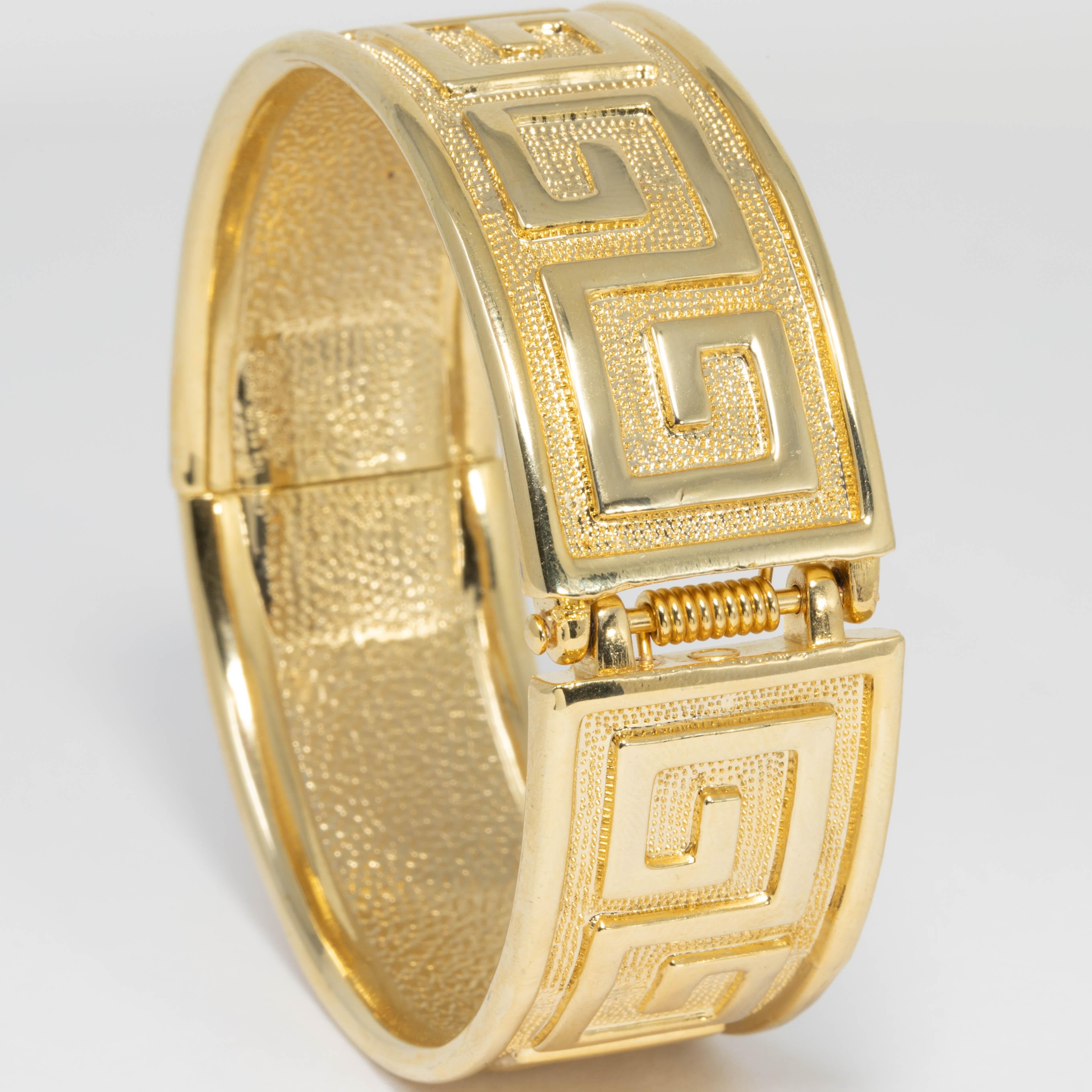 Retro Raised G Motif Textured Gold Bangle Bracelet In Excellent Condition In Milford, DE