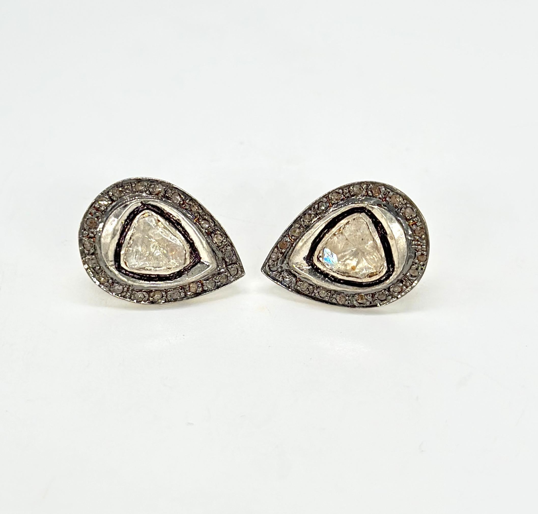 Los preciosos pendientes de plata dorada con diamantes auténticos constan de:
Diamante- Diamantes en bruto y diamantes talla rosa
Peso del diamante: 2,35 quilates
Color del diamante- Blanco con un matiz amarillo y gris teñido
Metal- Plata
Pureza del
