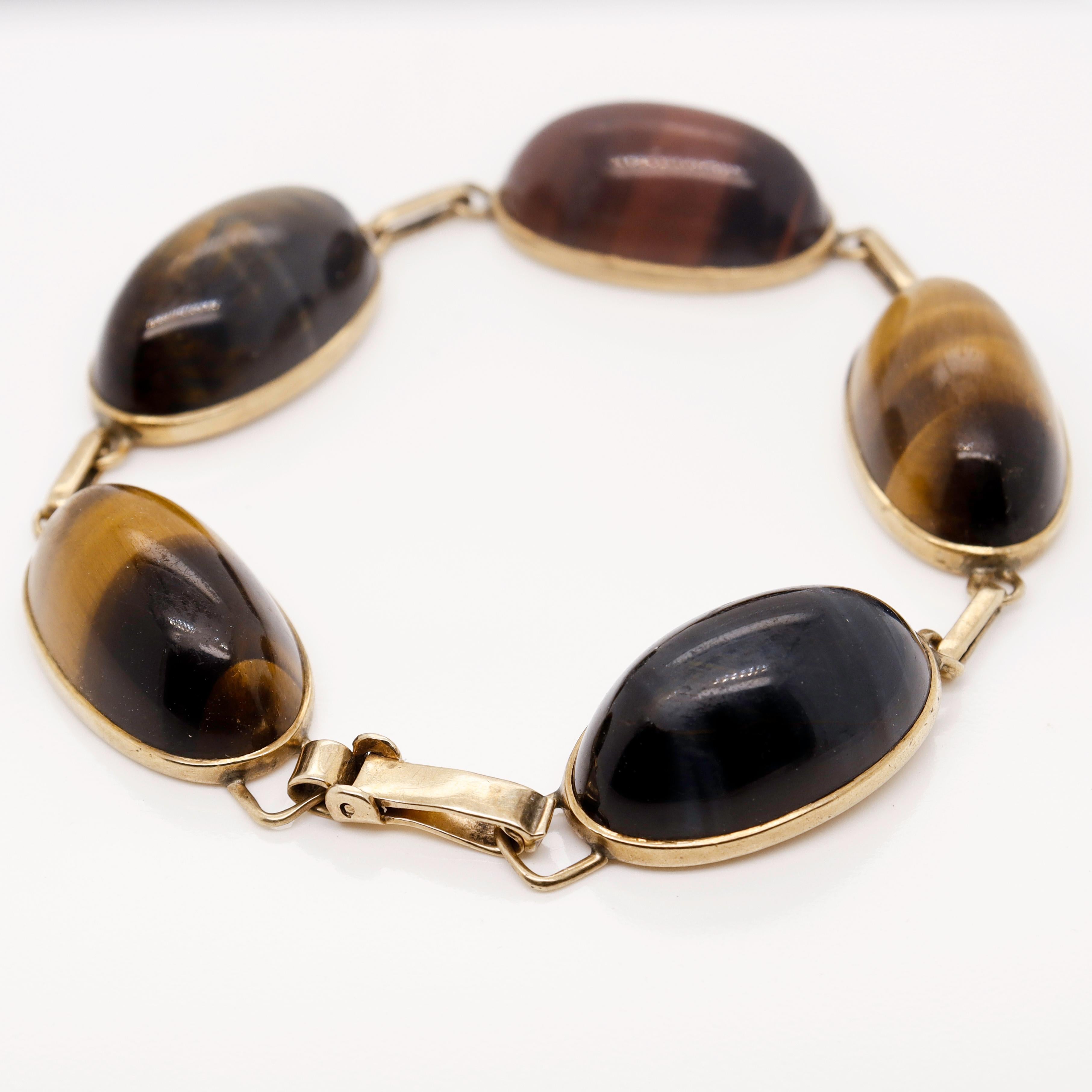 Retro Rotes, blaues und goldenes Tigerauge-Cabochon-Armband aus 9 Karat Gold (Edwardian)