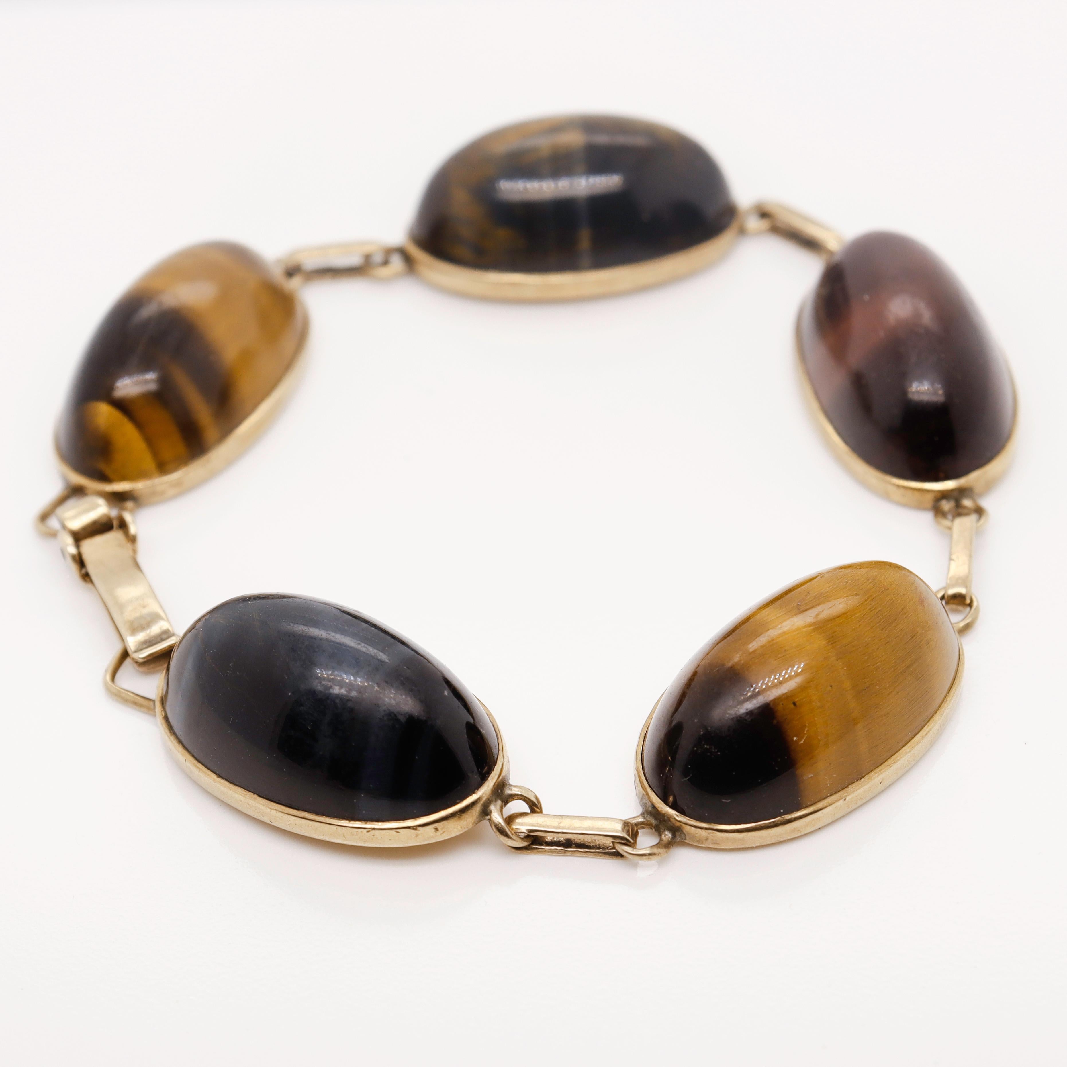 Retro Rotes, blaues und goldenes Tigerauge-Cabochon-Armband aus 9 Karat Gold im Zustand „Gut“ in Philadelphia, PA