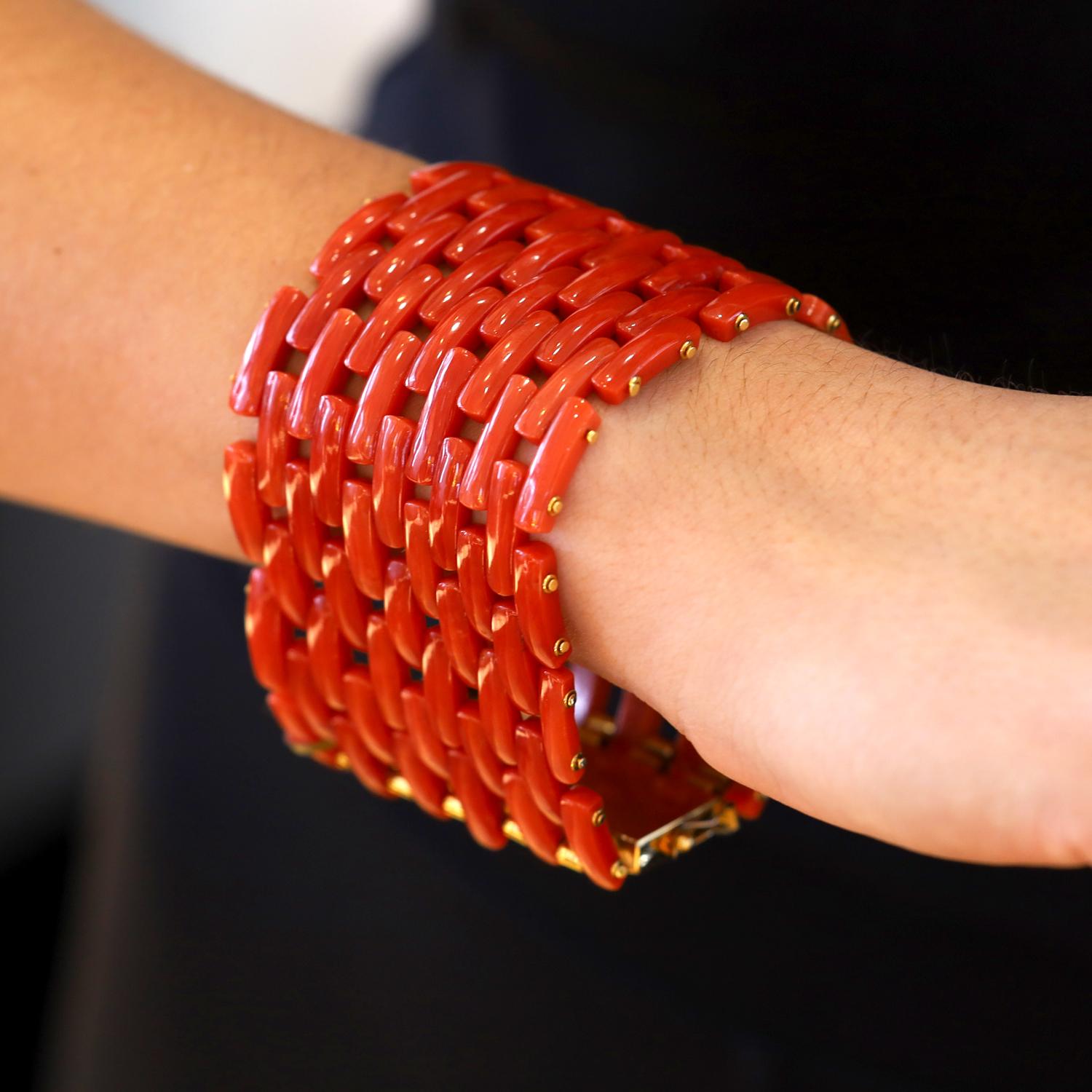 Un bracciale largo e drammatico in corallo rosso naturale in stile carro armato del periodo Retro del dopoguerra. Vivi il fascino della vecchia Hollywood indossando questo capolavoro della Garbo. Composto da 10 file di corallo perfettamente abbinate