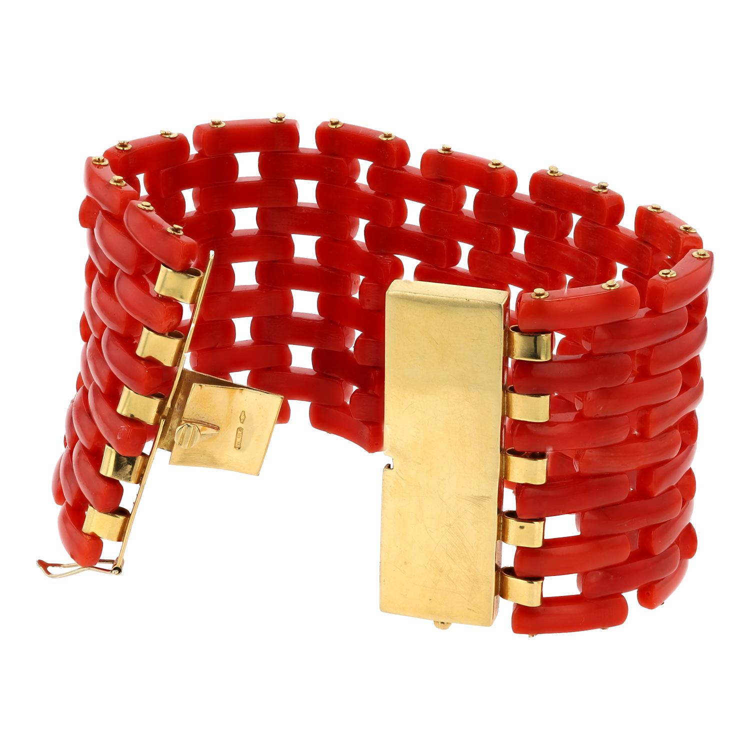 Rétro Bracciale retrò a serbatoio largo in corallo rosso e oro 18 ct. in vendita