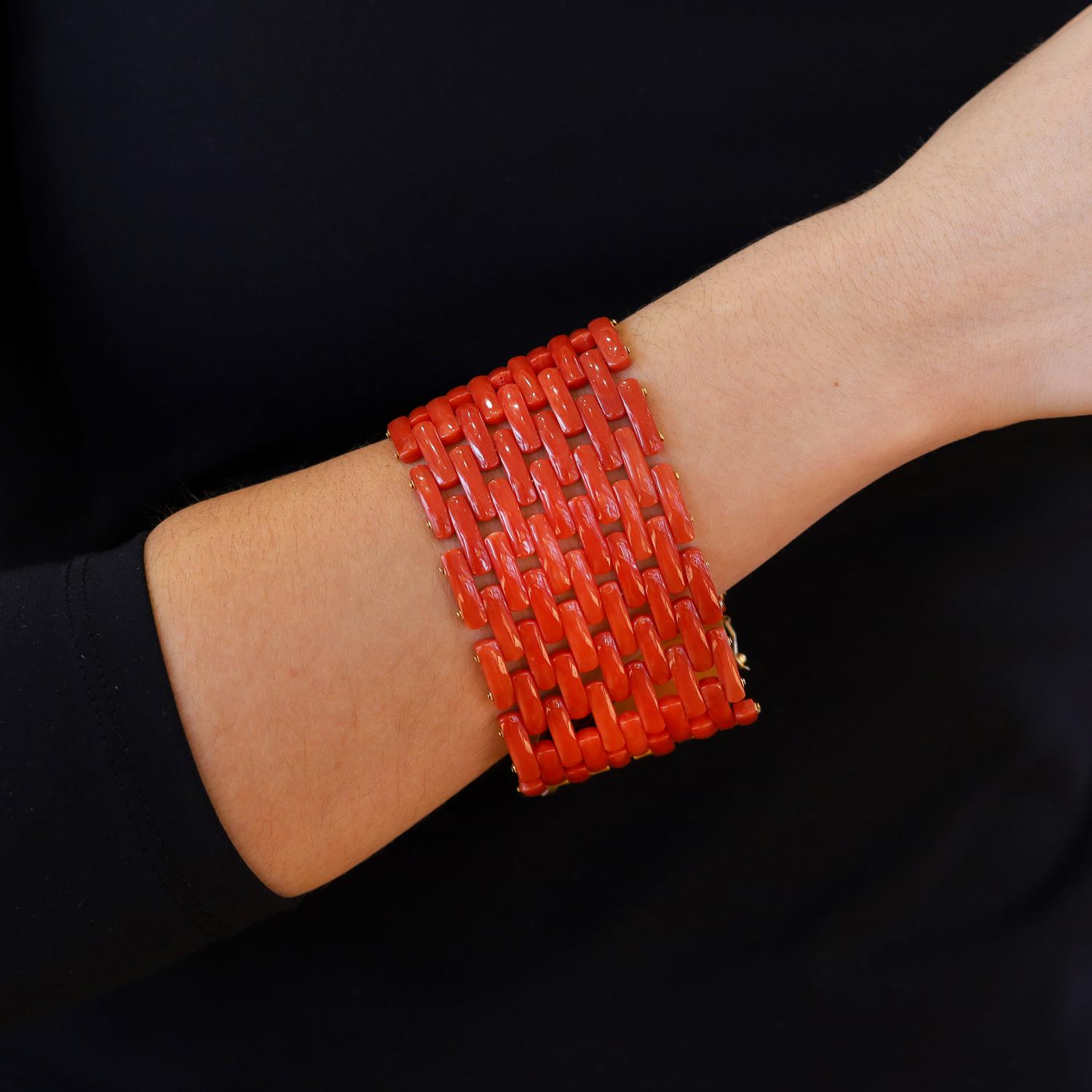 Cabochon Bracciale retrò a serbatoio largo in corallo rosso e oro 18 ct. in vendita