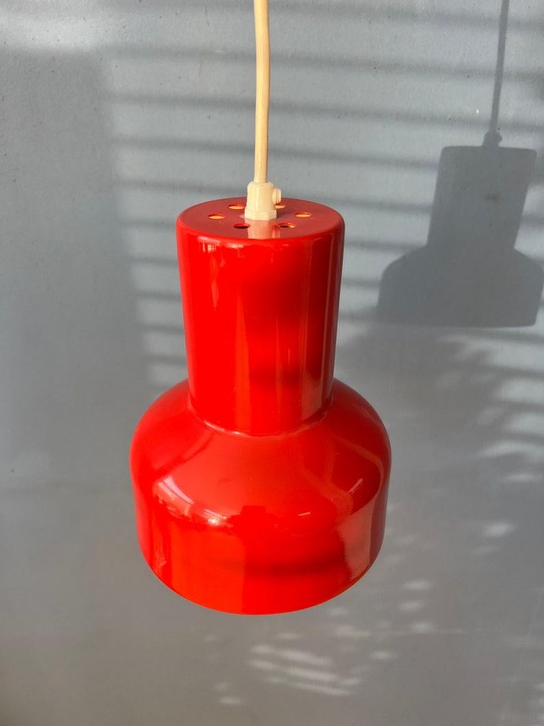 Lampe à suspension rétro de l'ère spatiale rouge, 1970 Excellent état - En vente à ROTTERDAM, ZH