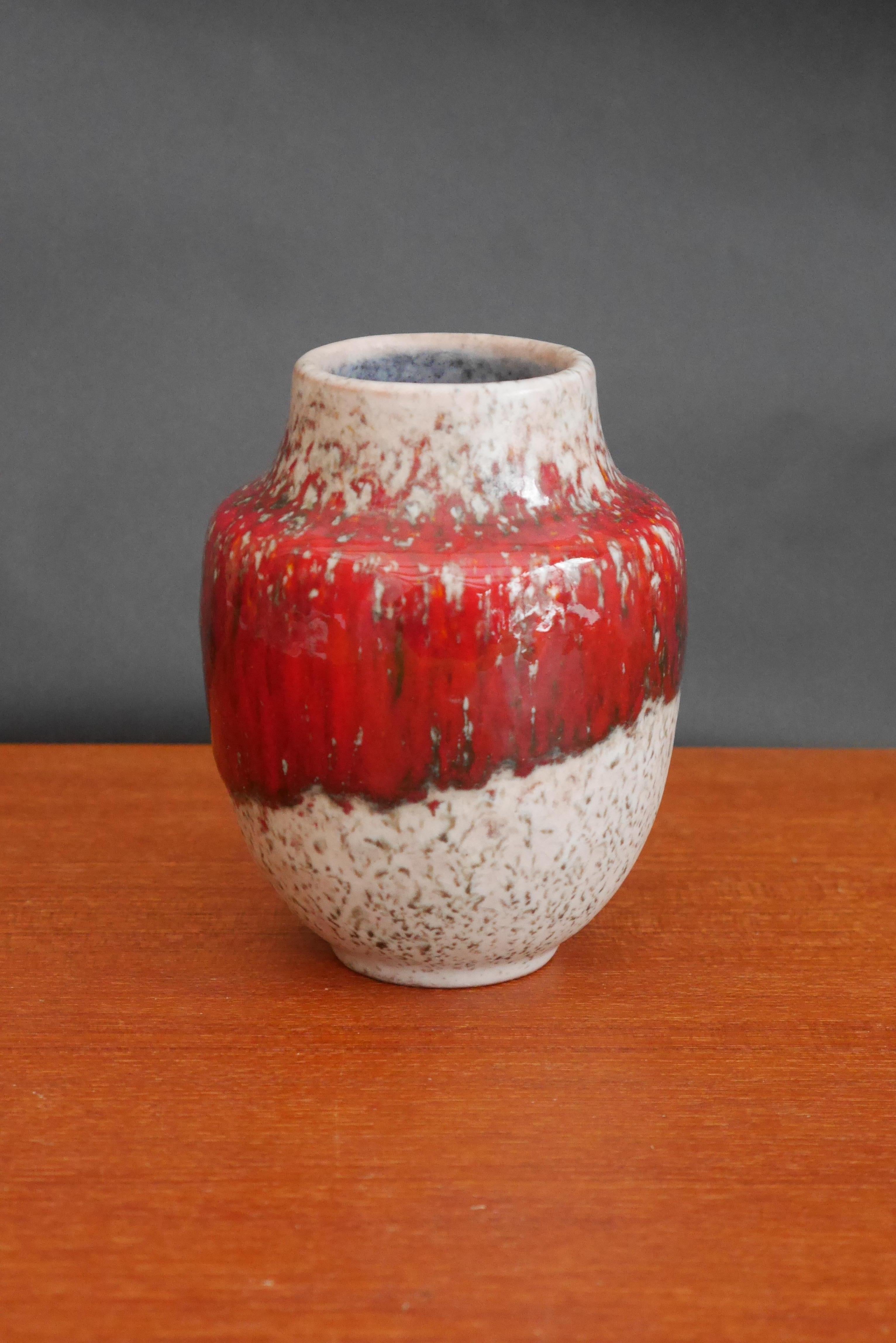 Rote Retro-Vase aus Karlsruhe, Deutschland, 1960er Jahre. (Moderne der Mitte des Jahrhunderts) im Angebot