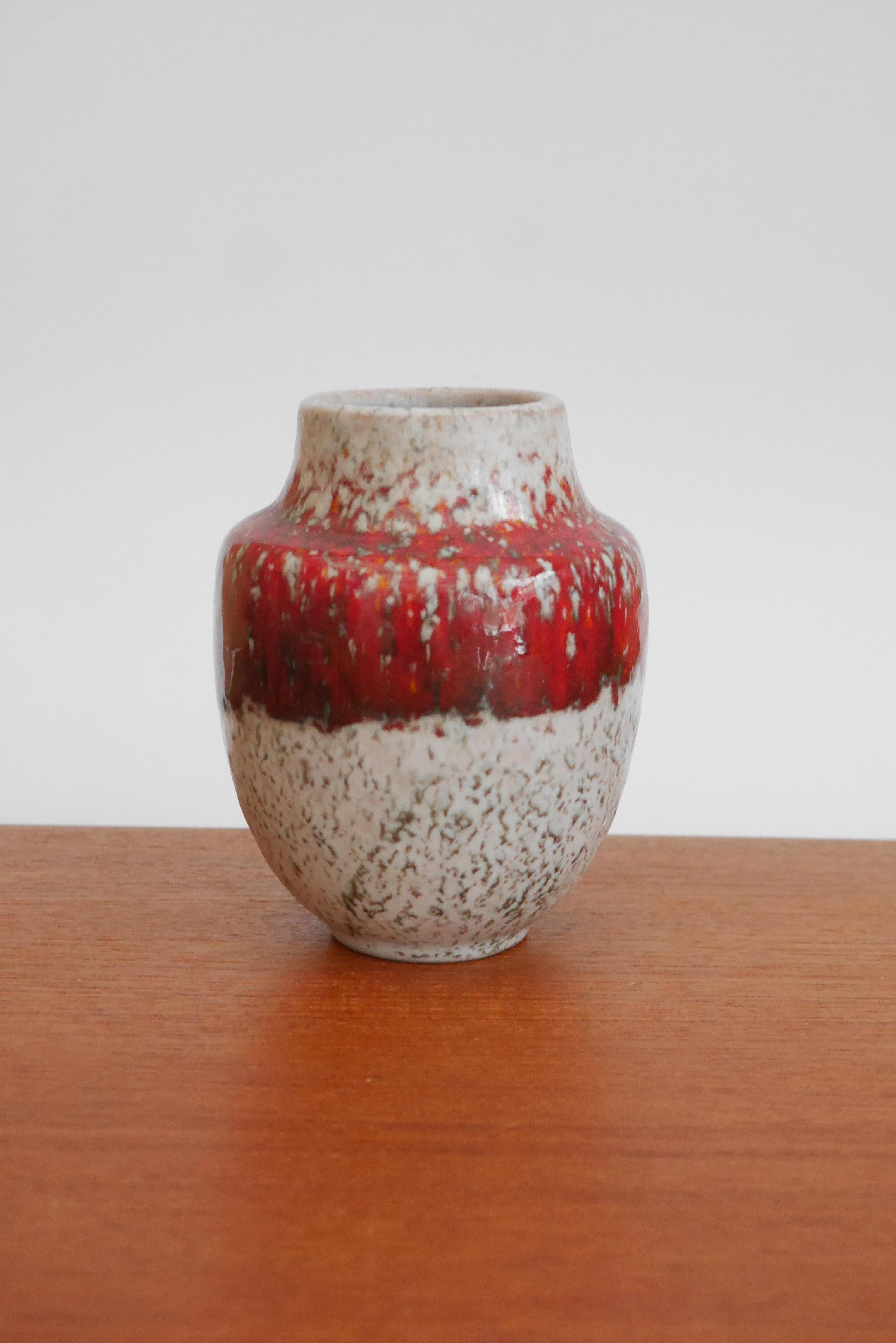 Rote Retro-Vase aus Karlsruhe, Deutschland, 1960er Jahre. im Zustand „Gut“ im Angebot in Skarpnäck, SE