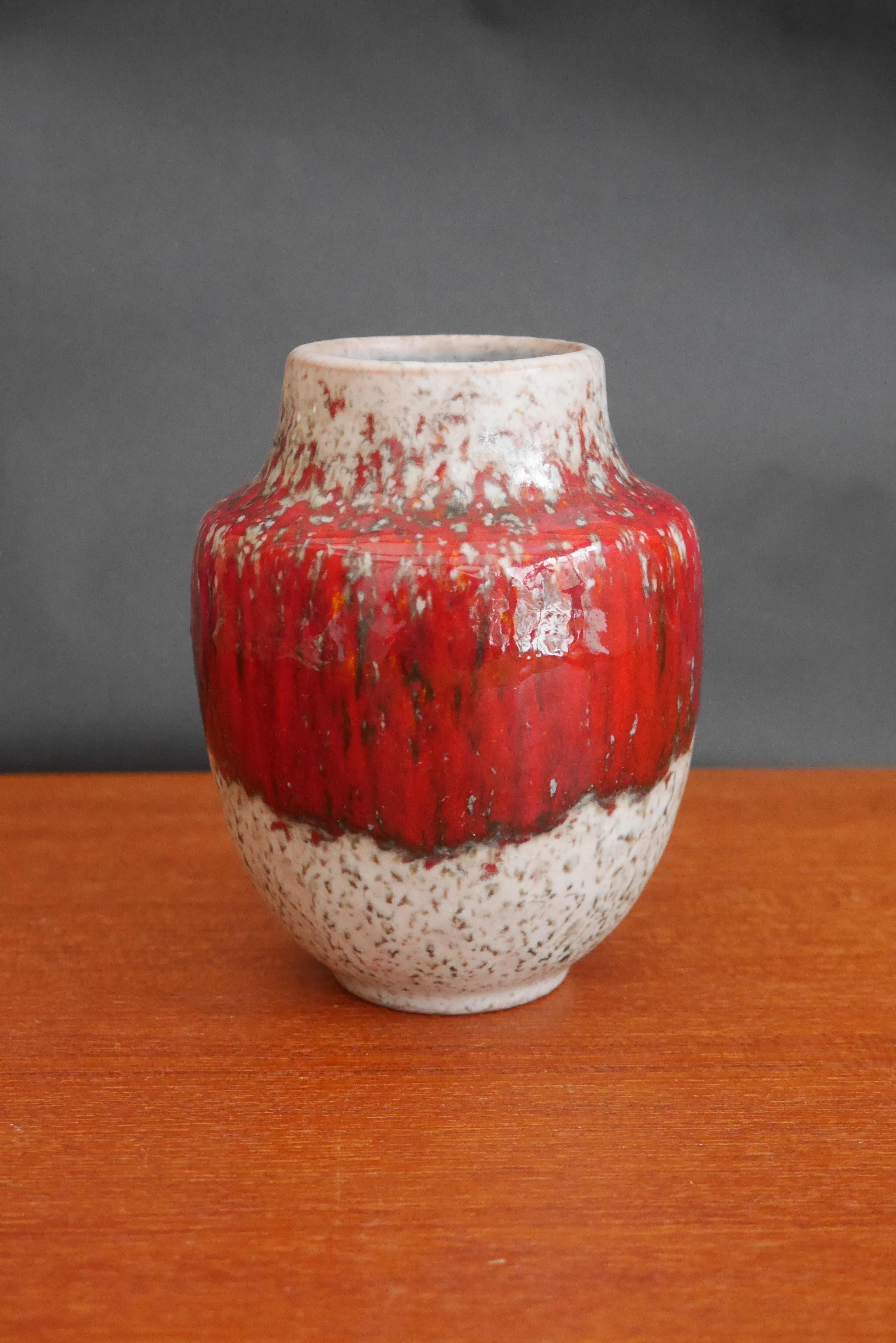 Rote Retro-Vase aus Karlsruhe, Deutschland, 1960er Jahre. (Mitte des 20. Jahrhunderts) im Angebot