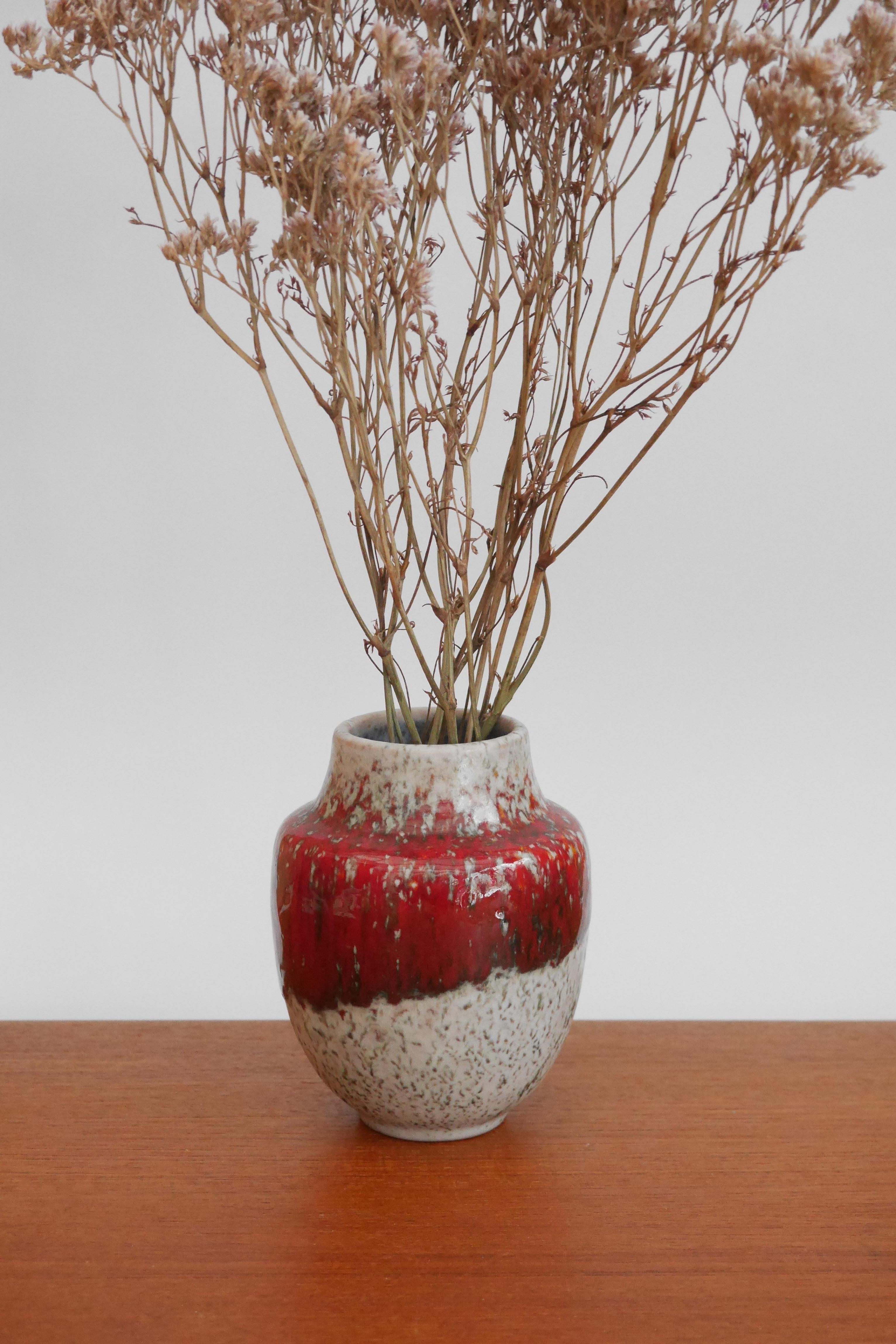 Rote Retro-Vase aus Karlsruhe, Deutschland, 1960er Jahre. (Keramik) im Angebot
