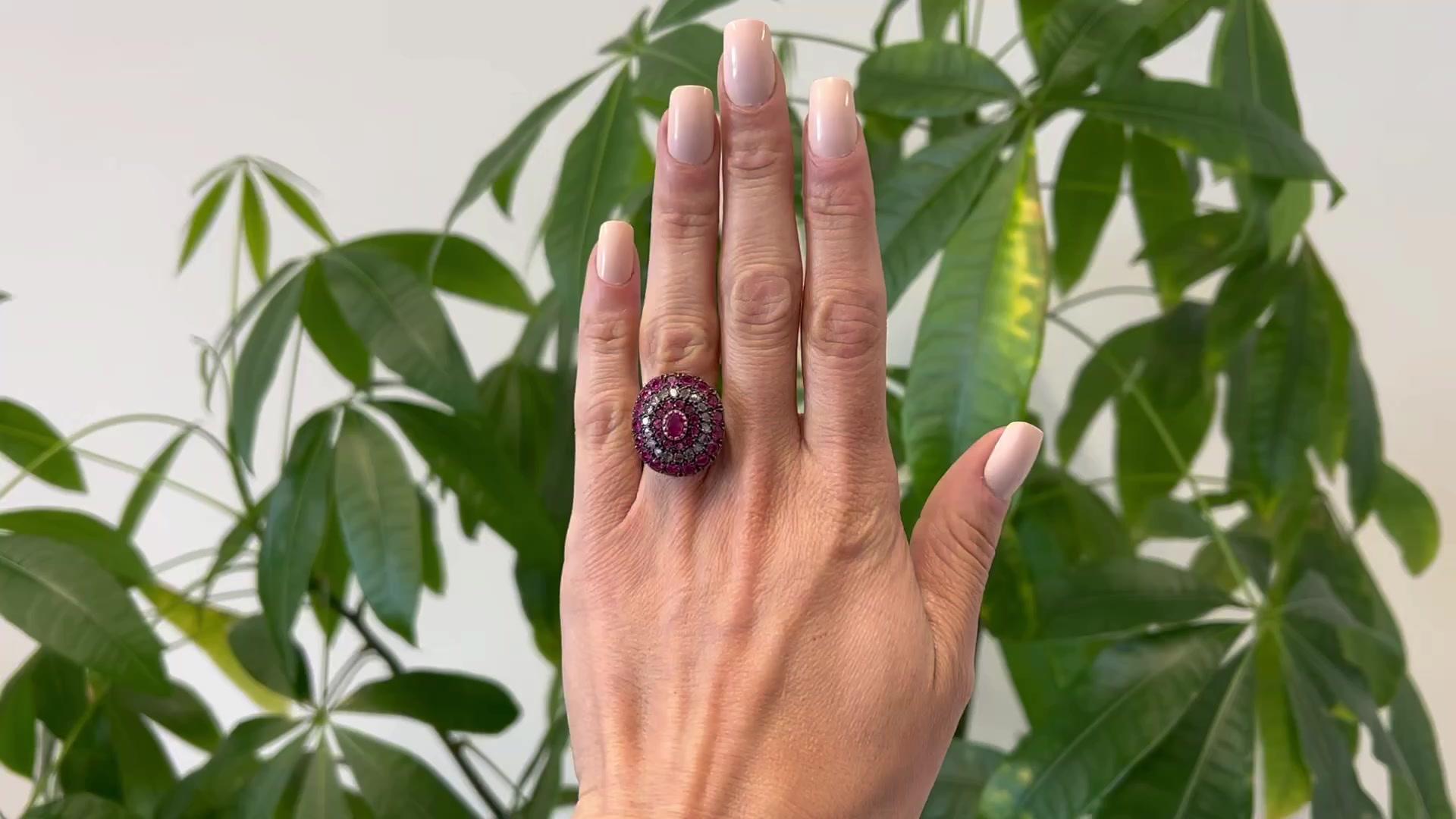 Ein Retro Renaissance Rubin und Diamant 18k Gelbgold Silber Ring. Mit einem ovalen Rubin im Mischschliff und 28 runden Rubinen im Misch- und Einzelschliff mit einem Gesamtgewicht von etwa 2,25 Karat. Akzentuiert durch 18 Diamanten im