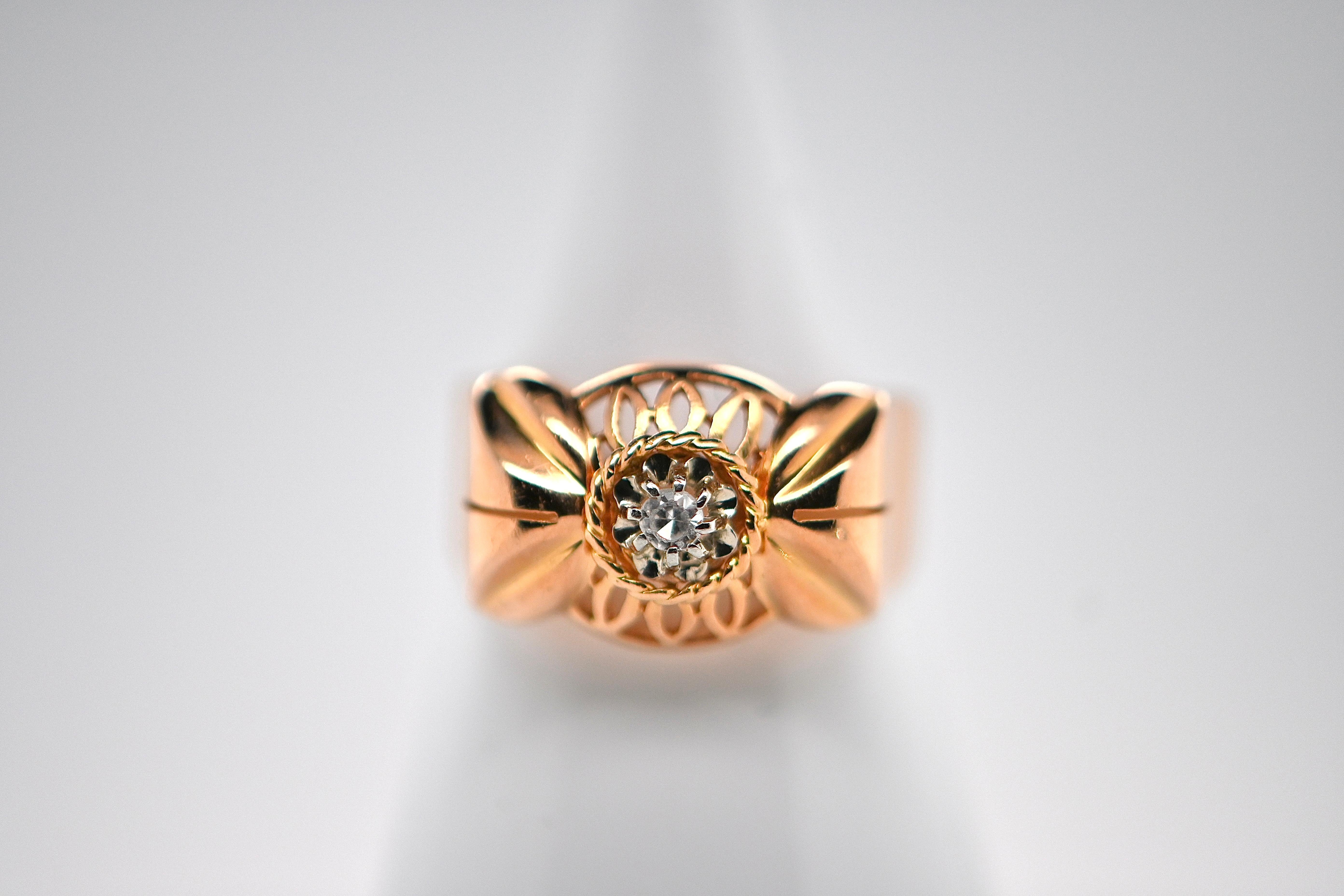 Entdecken Sie diesen prächtigen Retro-Ring, ein wahrer Schatz aus der Zeit des Art déco der 1950er Jahre. Mit seinem zeitlosen Design und seiner fesselnden Ästhetik verkörpert dieser Ring die Eleganz und Raffinesse der ikonischen Kunstbewegung