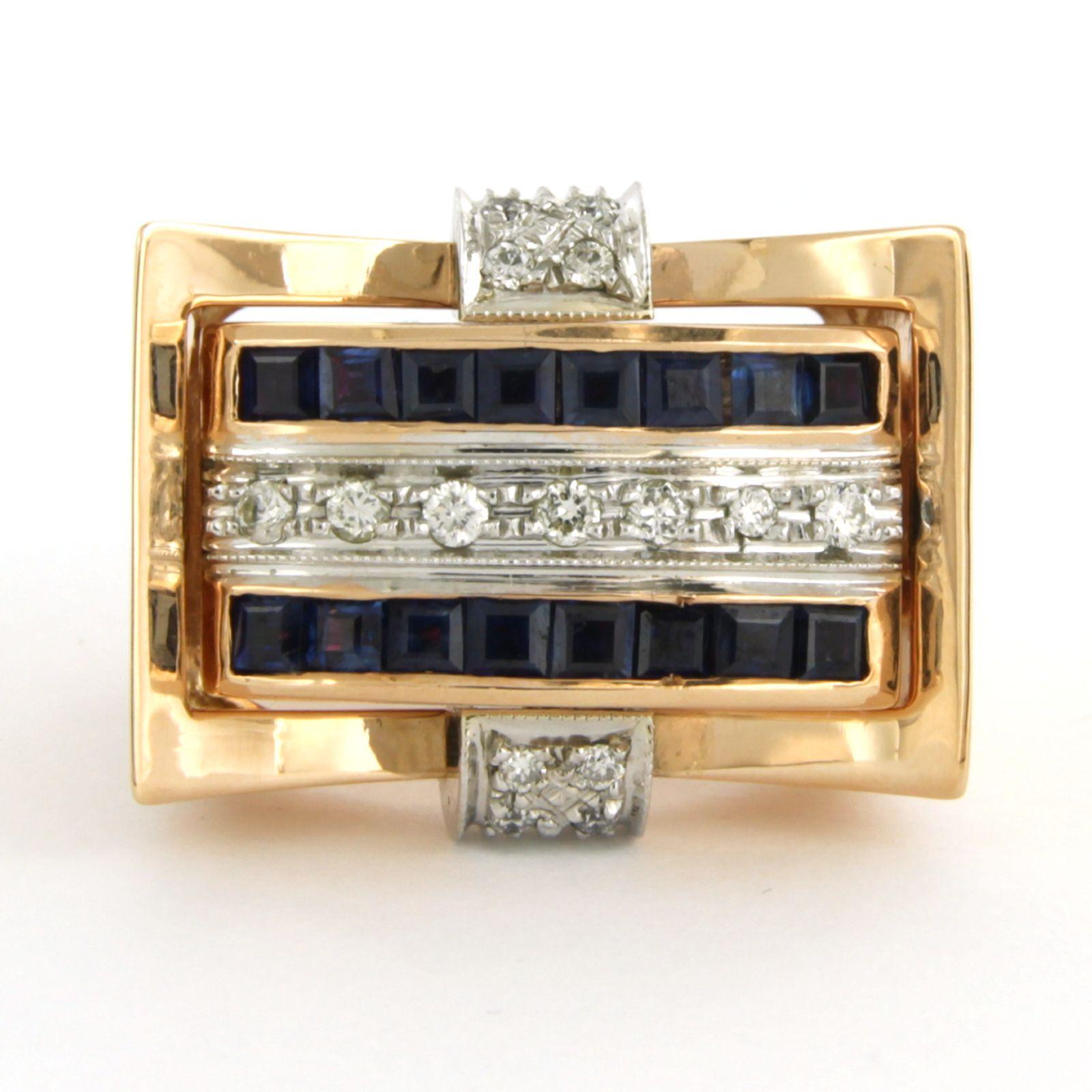RETRO Ring aus 18 Karat Bicolor-Gold, besetzt mit Rubin, Saphir und Diamant im Brillantschliff. 0.25ct - F/G - VS/SI - Ringgröße U.S. 7.5 - EU. 17.75(56)

detaillierte Beschreibung:

Die Oberseite des Rings ist rechteckig, 1,8 cm mal 2,2 cm breit