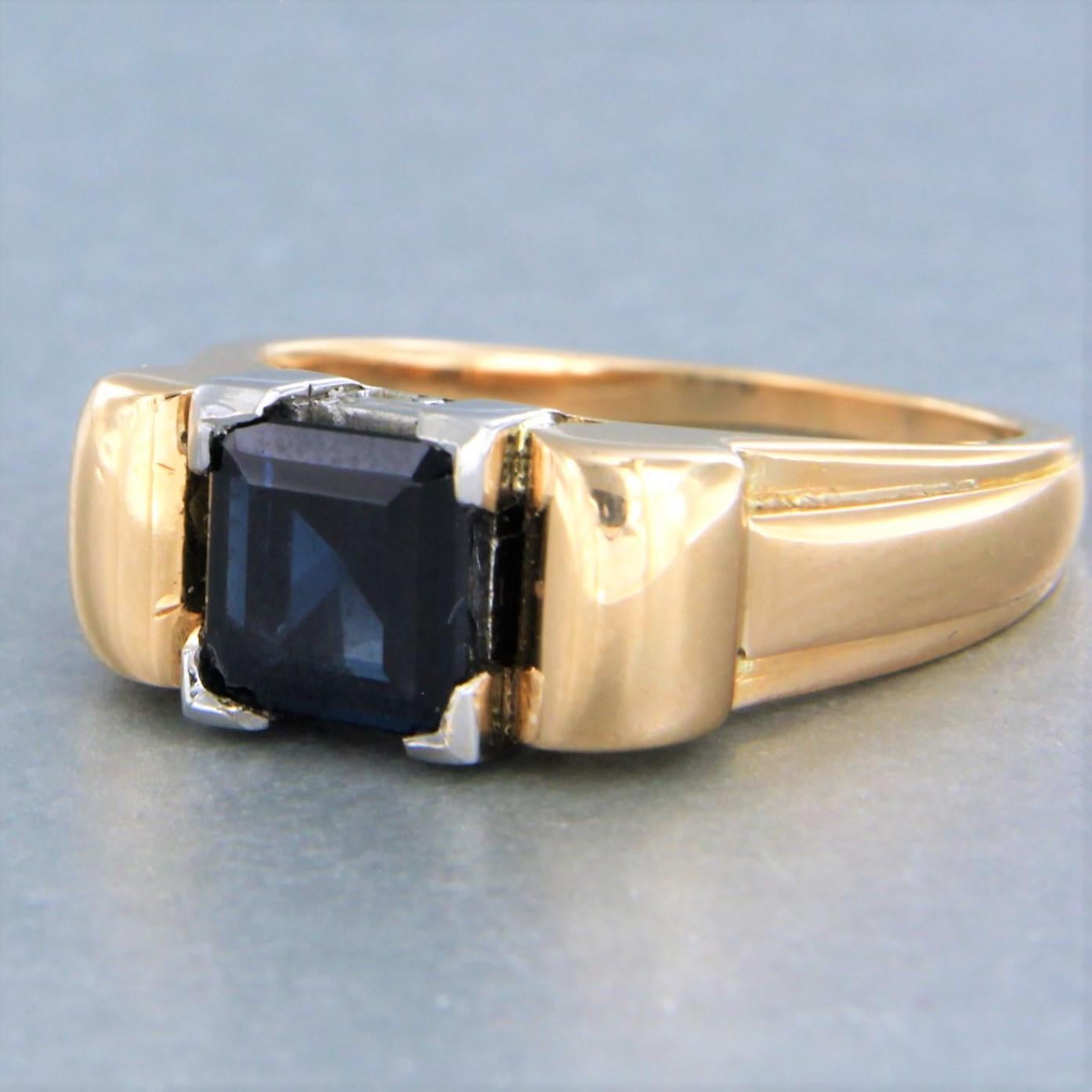 Square Cut Retro Ring set with Sapphire in total 1.50ct 18k bicolour gold For Sale