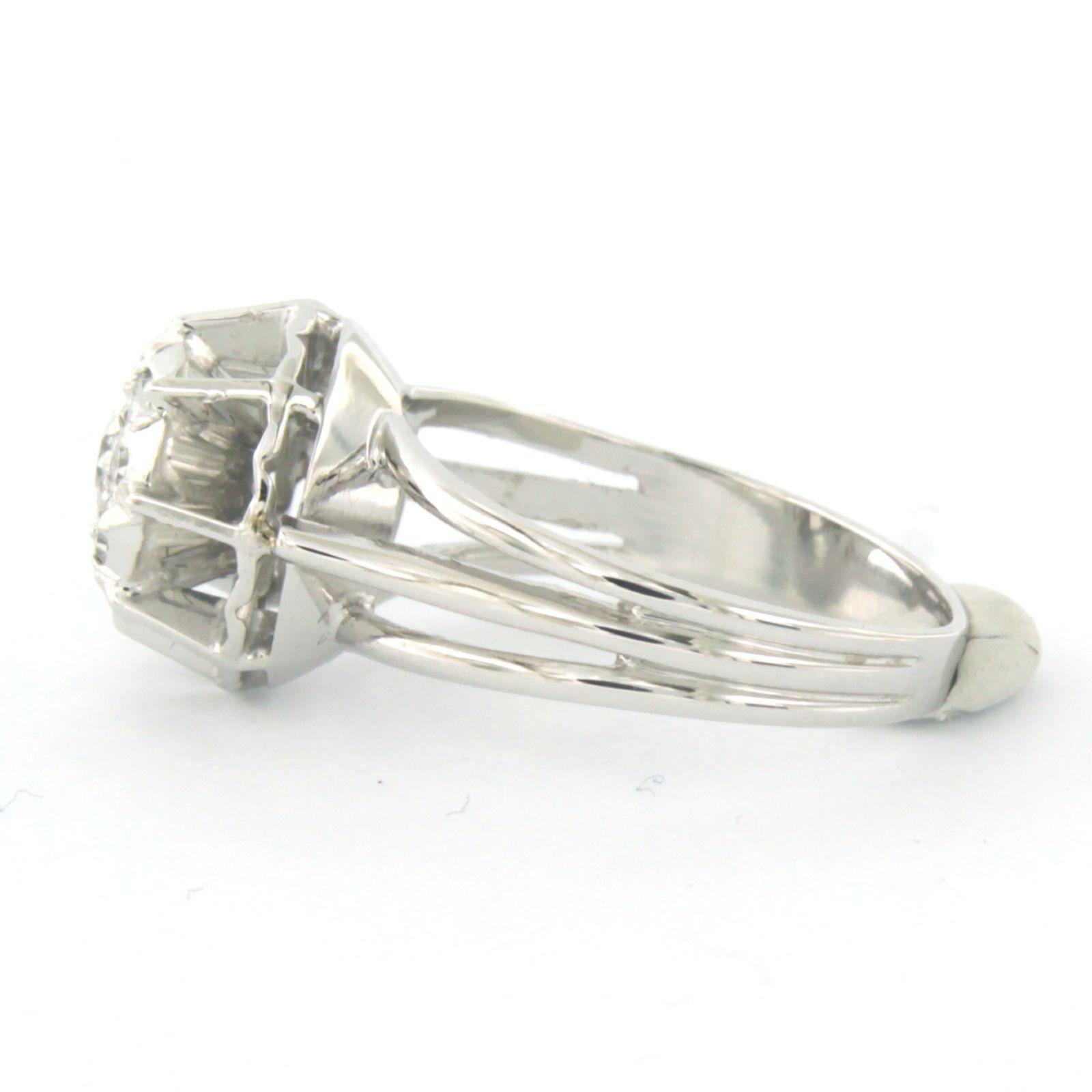 Ring aus 18 Karat Weißgold, besetzt mit einem Diamanten im Einzel- und Brillantschliff, insgesamt ca. 0,38ct. Ringgröße: US 5.75 - EU 16.25 (51).

Ausführliche Beschreibung:

Die Oberseite des Rings ist 1,1 cm breit und 8,0 mm hoch.

Ringgröße: US