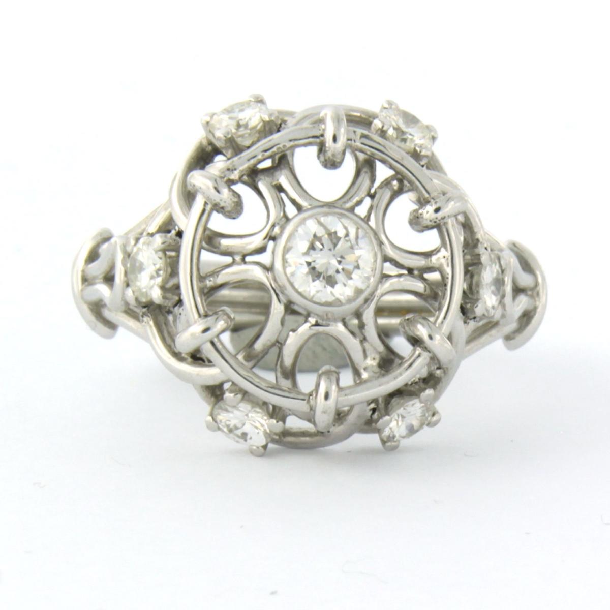 Bague entourage en or blanc 18k sertie de diamants taille brillant jusqu'à 0,85 ct - F/G - VS/SI - taille de bague US 7,5 - EU 17,75 (56)

Description détaillée :

La partie supérieure de l'anneau mesure 1,7 cm de large et 8,9 mm de haut.

Bague de