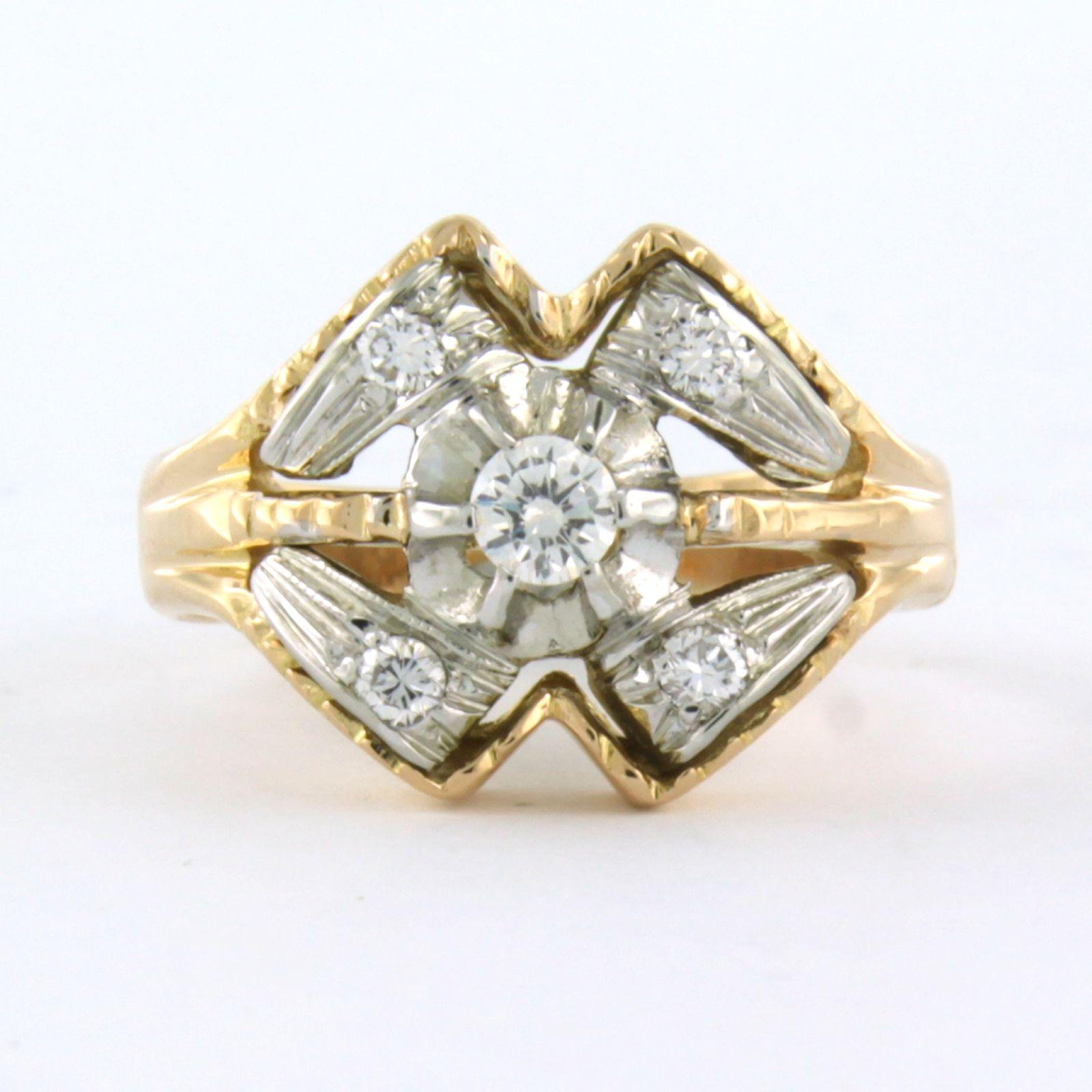 Ring aus 18 Karat Bicolor-Gold, besetzt mit Diamanten im Brillantschliff. 0,25ct - F/G - VS/SI - Ringgröße U.S. 6 - EU. 16.5(52)

Ausführliche Beschreibung

die Oberseite des Rings ist 1,3 cm breit und 6,5 mm hoch

Gewicht 6,2 Gramm

Ringgröße U.S.