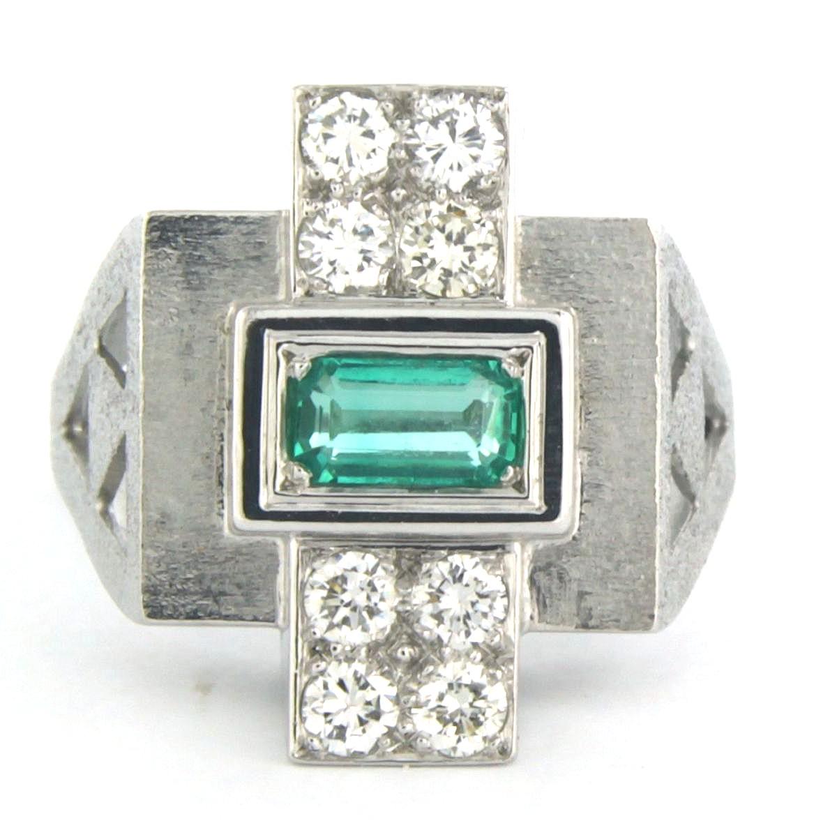 Bague en or blanc 14k sertie d'émeraude et de diamants taille brillant. 0.50ct - F/G - VS/SI - taille U.S. 6.5 - EU. 17 (53)

description détaillée

le haut de l'anneau mesure 1,9 cm de large et 1,0 cm de haut

bague taille US 6.5 - EU. 17 (53), la