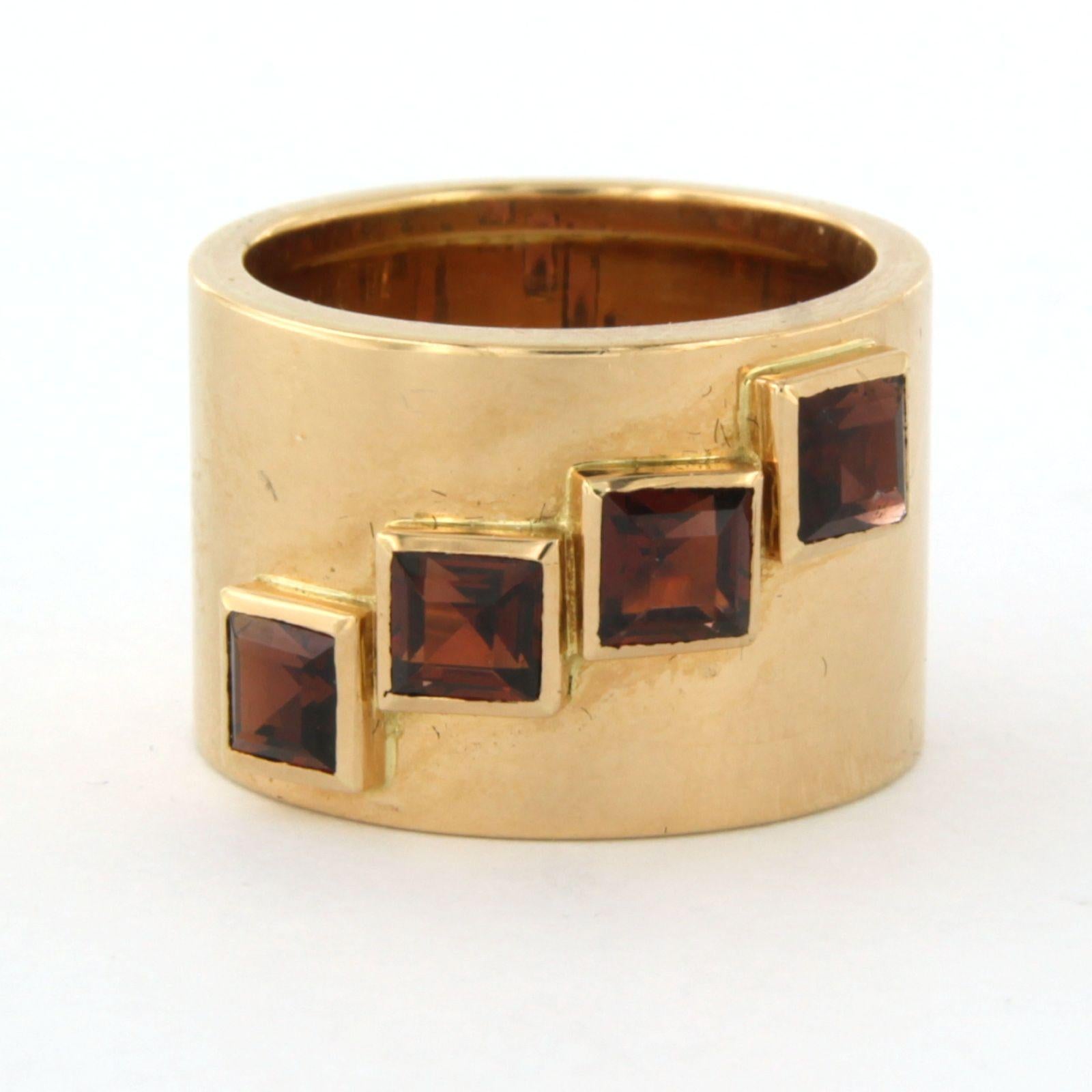 14kt pink gold band ring set with tourmaline - ring size U.S. 5.25 - EU. 16 (50)

detailed description

the front of the ring is 1.3 cm wide

weight: 9.3 gr

The gold content is slightly lower than 18 carat gold, for this reason hallmarked by