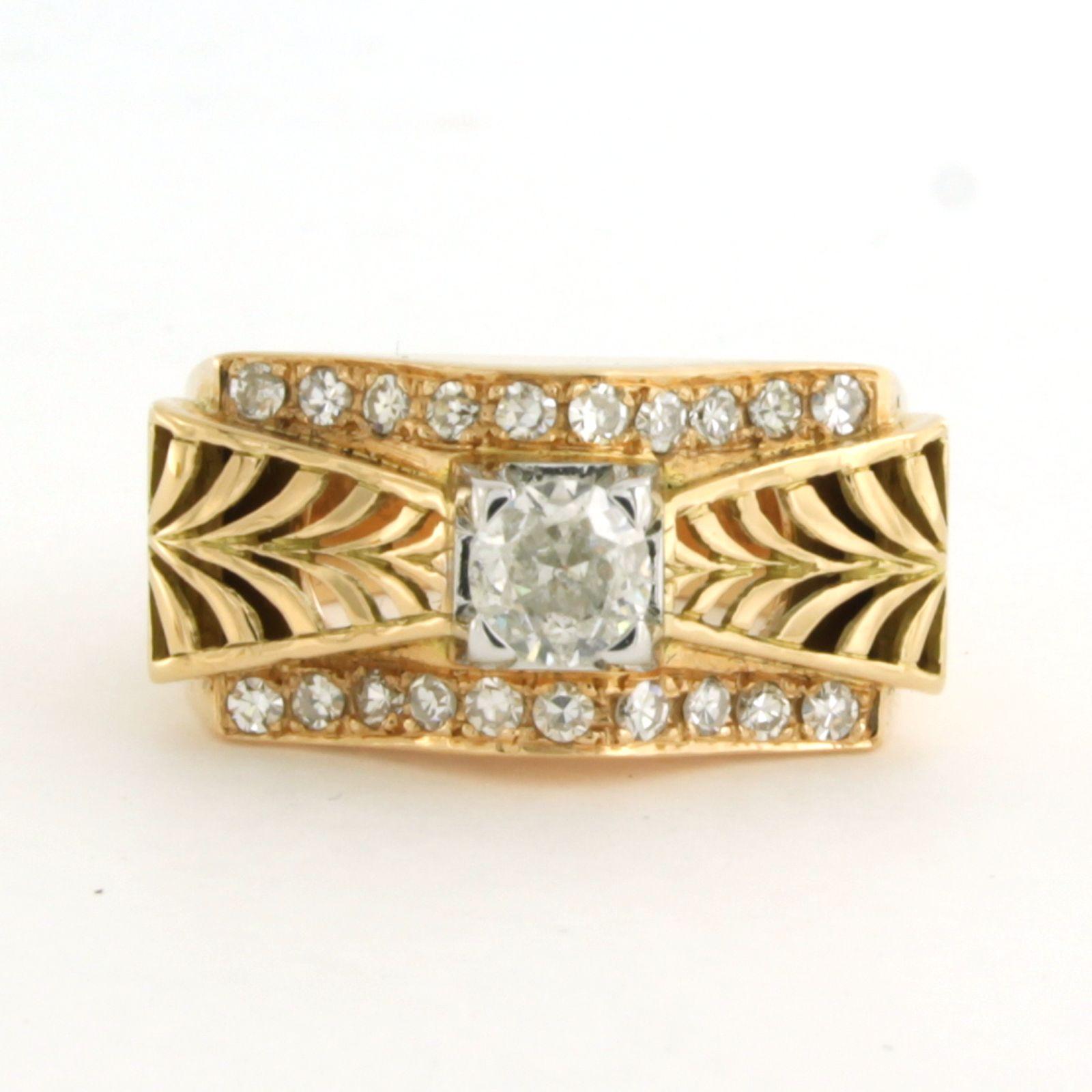 Zweifarbiger 18-karätiger Goldring mit Diamanten im Minenschliff und im Einzelschliff bis zu 0,90 ct - F/G - P2, VS/SI - Ringgröße US 7.25 - EU 17.5(55)

Ausführliche Beschreibung:

Die Oberseite des Rings ist 1,1 cm breit und 0,9 cm hoch.

Die
