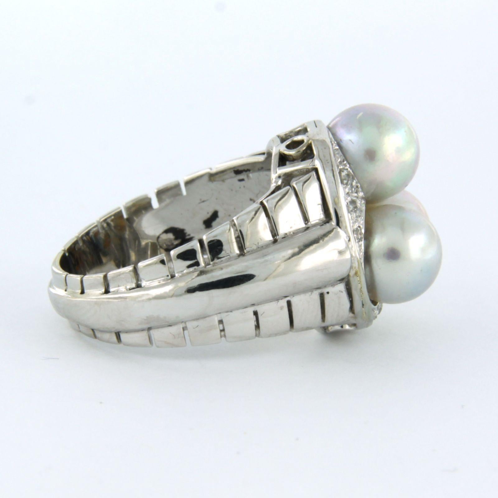 Ring aus 18 Karat Weißgold, besetzt mit drei Perlen und Diamanten im Einzelschliff von bis zu 0,24 Karat - F/G - VS/SI - Ringgröße US 6.5 - EU 17(53)

detaillierte Beschreibung:

Die Spitze des Rings ist rund und hat einen Durchmesser von 1,5 cm