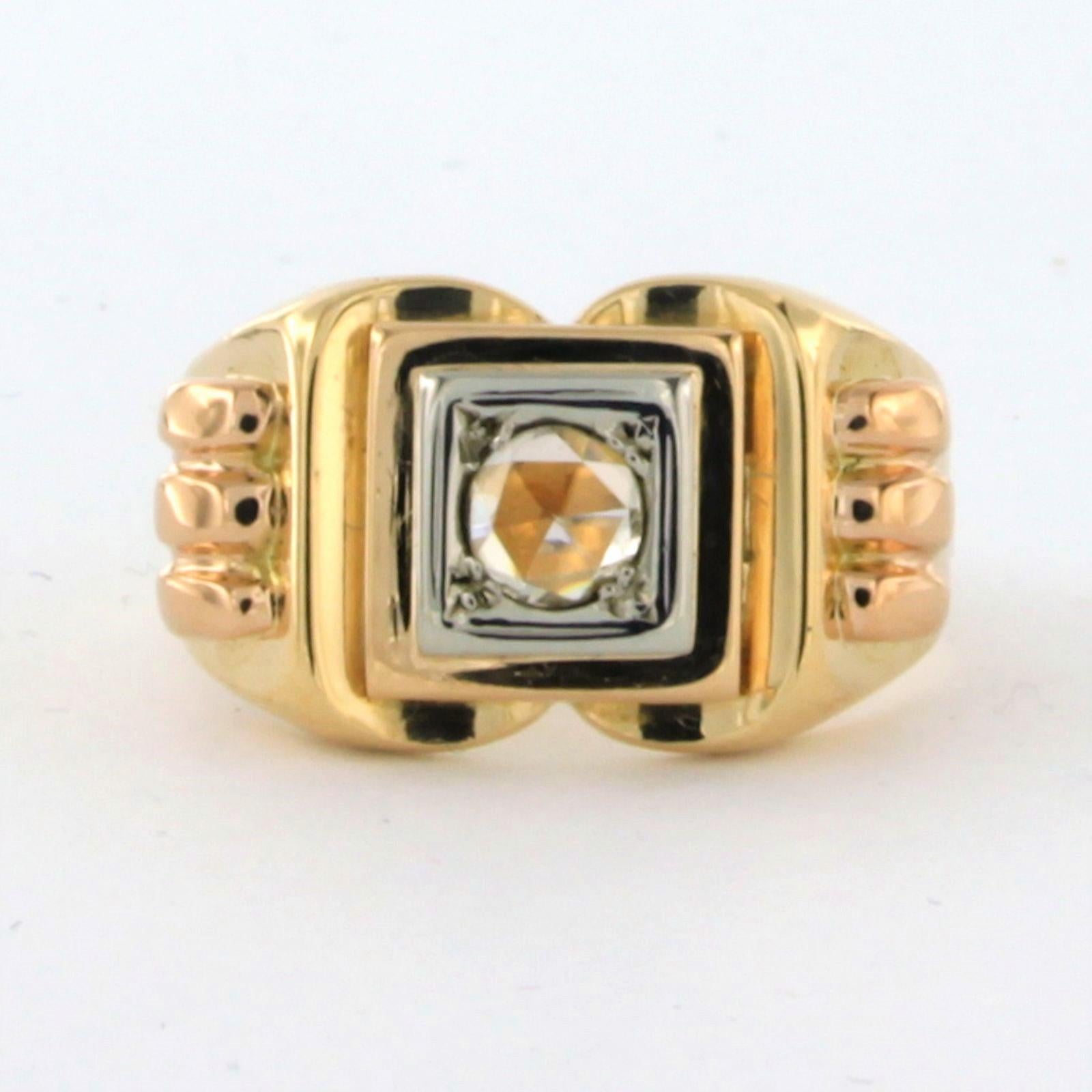 18k dreifarbiger Goldring mit Diamanten im Rosenschliff besetzt. 0.10ct - F/G - SI Ringgröße U.S. 8 - EU. 18.25 (57)

ausführliche Beschreibung

die Oberseite des Rings ist 1.2 cm breit

Gewicht 12,4 Gramm

Ringgröße US 8 - EU. 18.25 (57), Ring kann