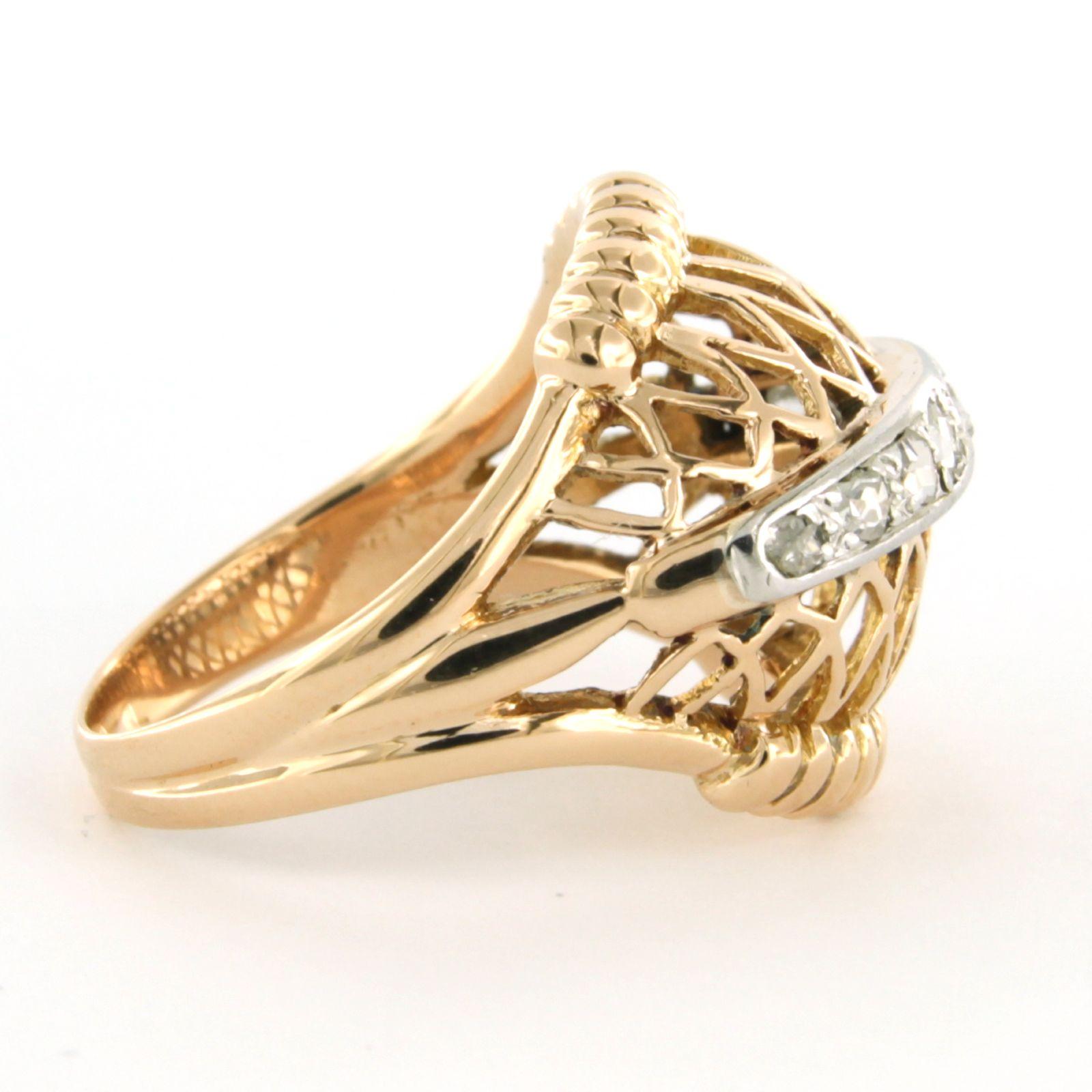 Ring aus 18k Bicolor-Gold mit Diamanten im Rosenschliff von bis zu 0,20 ct - G/H - SI - Ringgröße US 7.5 - EU 17.75 (56)

Ausführliche Beschreibung

Die Oberseite des Rings ist 1,8 cm breit und 8,2 mm hoch.

Ringgröße US 7.5 - EU 17.75 (56). Der