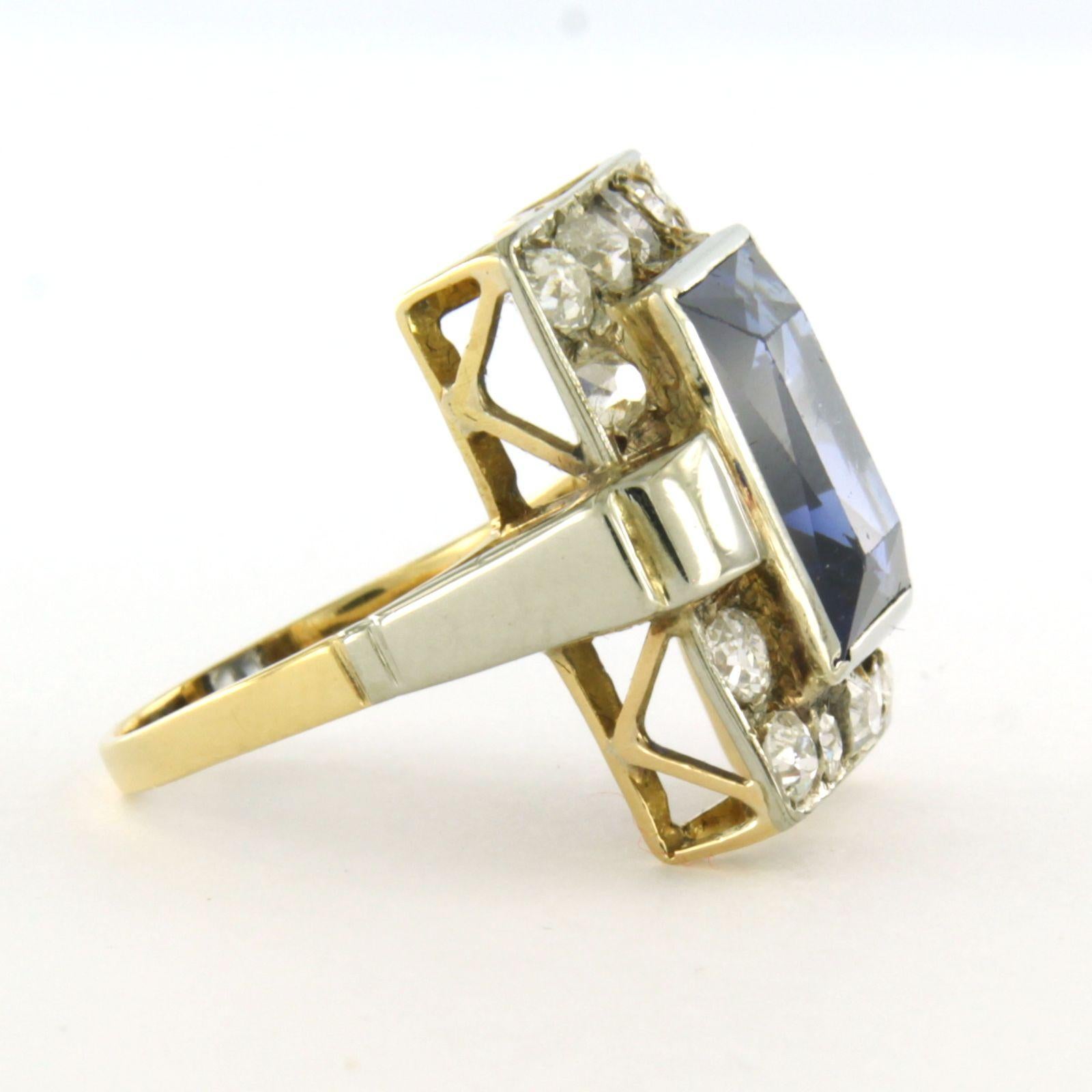 Bague RETRO en or bicolore 18k sertie d'un saphir synthétique central entouré d'un diamant taille ancienne jusqu'à 2.00 ct - G/H - SI - taille de bague US 6 - EU 16.5 (52)

Description détaillée :

La partie supérieure de l'anneau est rectangulaire