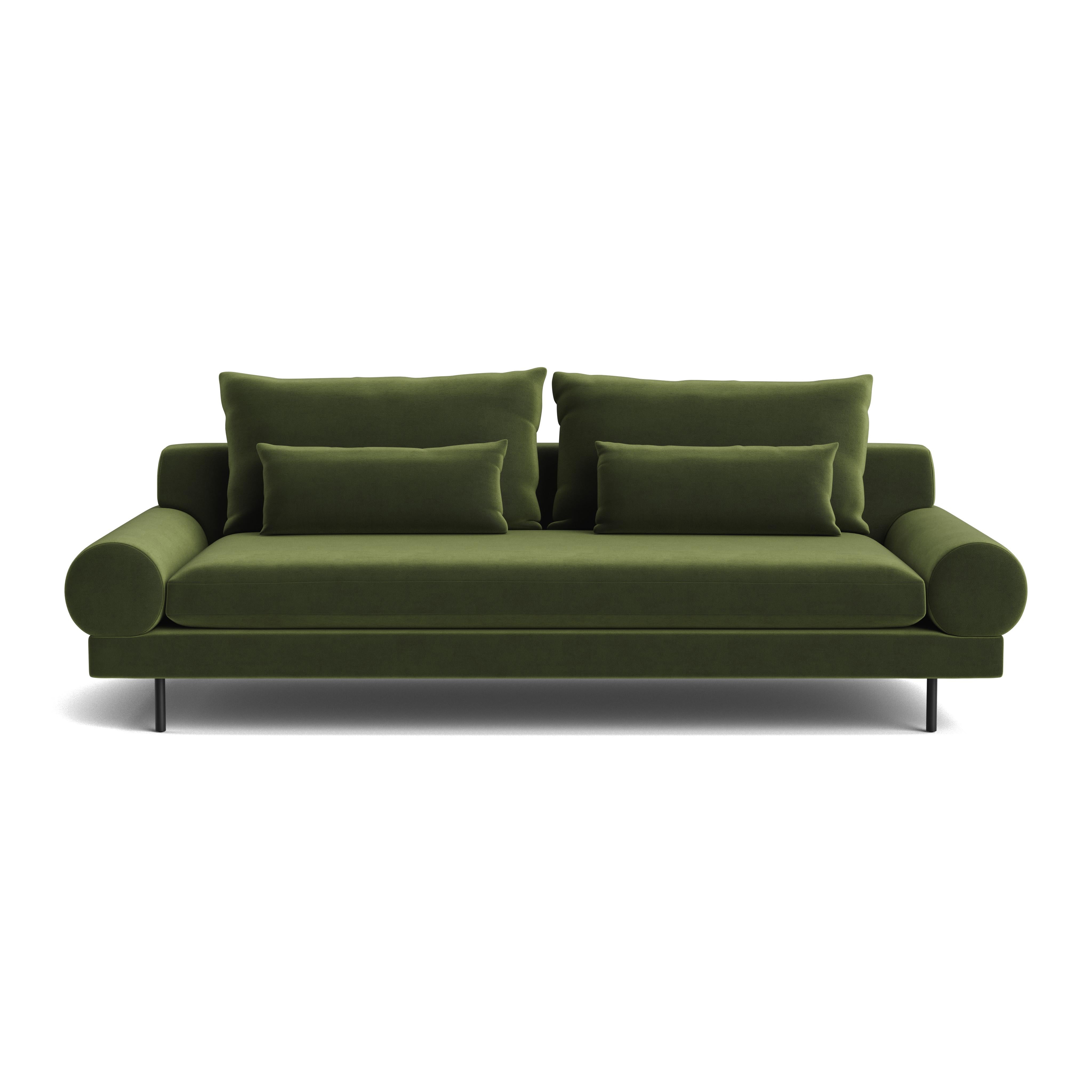 Unsere Retro-Version eines Rollensofas. Zylindrische Armlehnen, eine tiefe Sitzbank und geteilte Rückenkissen sitzen auf einem ultradünnen Deck, das auf zylindrischen Stahlbeinen ruht und ein elegantes Retro-Gefühl vermittelt. Hergestellt in Amerika