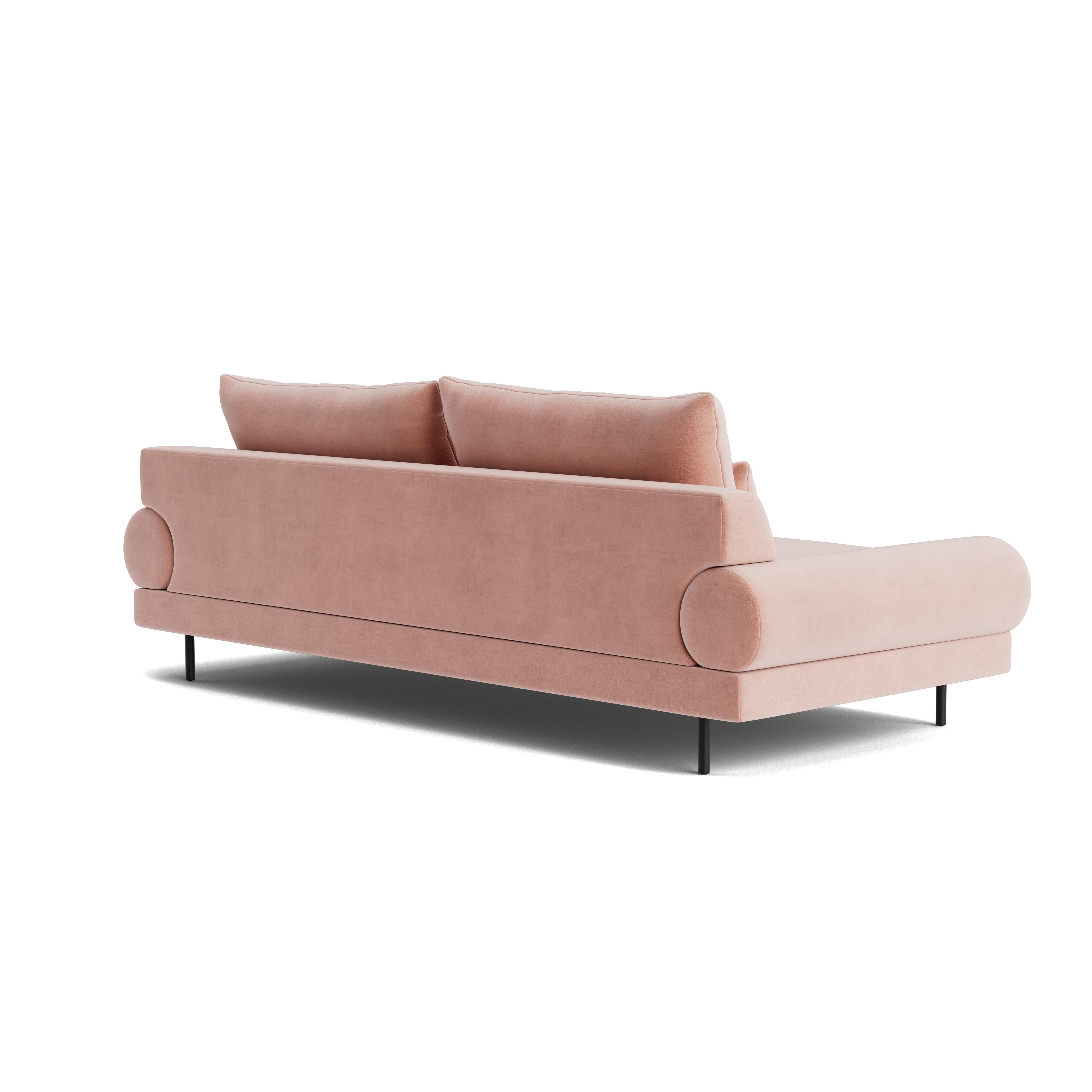 XXI secolo e contemporaneo Divano Retro Roll Arm in velluto di Maharam in vendita