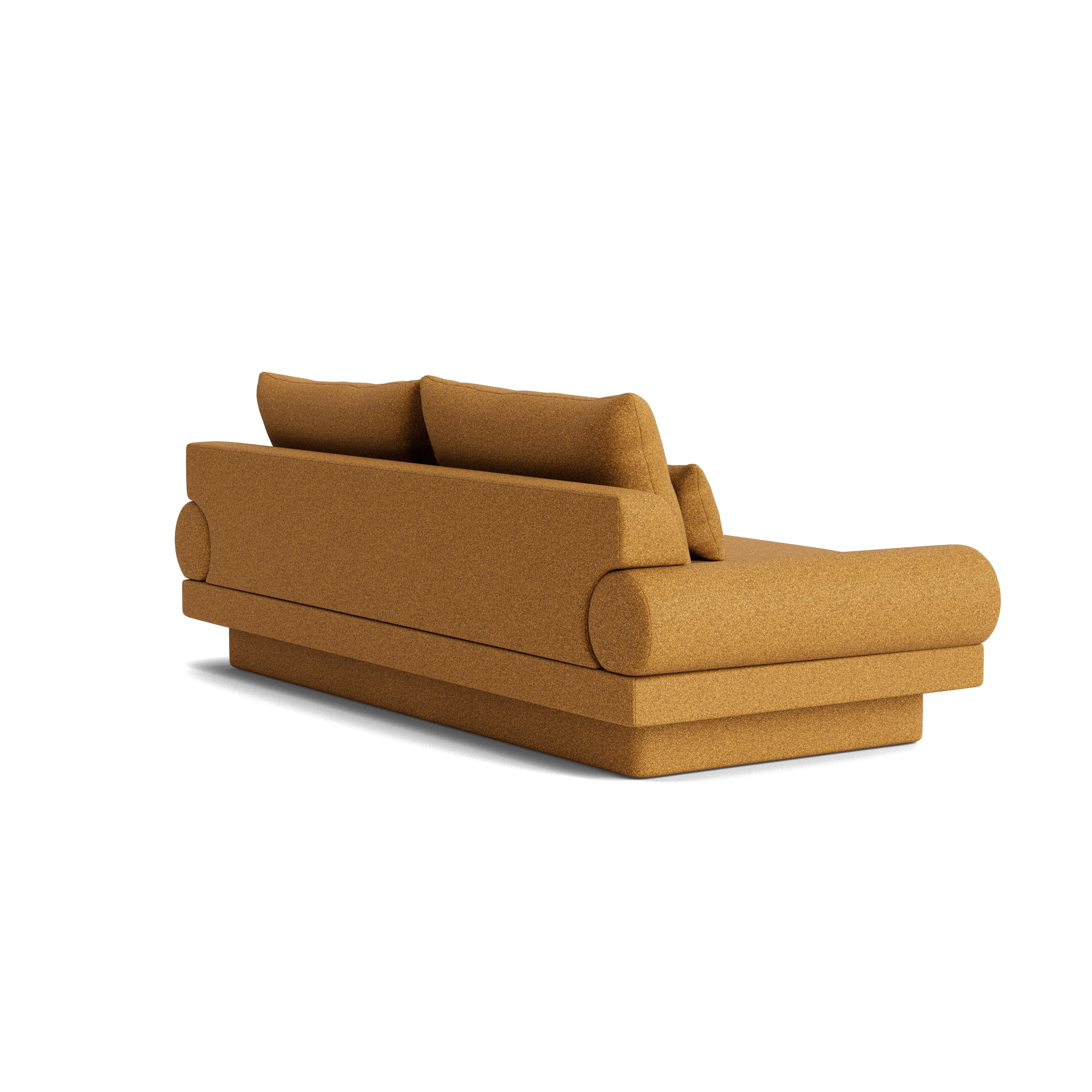 XXI secolo e contemporaneo Divano retrò con bracci a rotelle e base a zoccolo imbottita  in Kvadrat Vanir in vendita