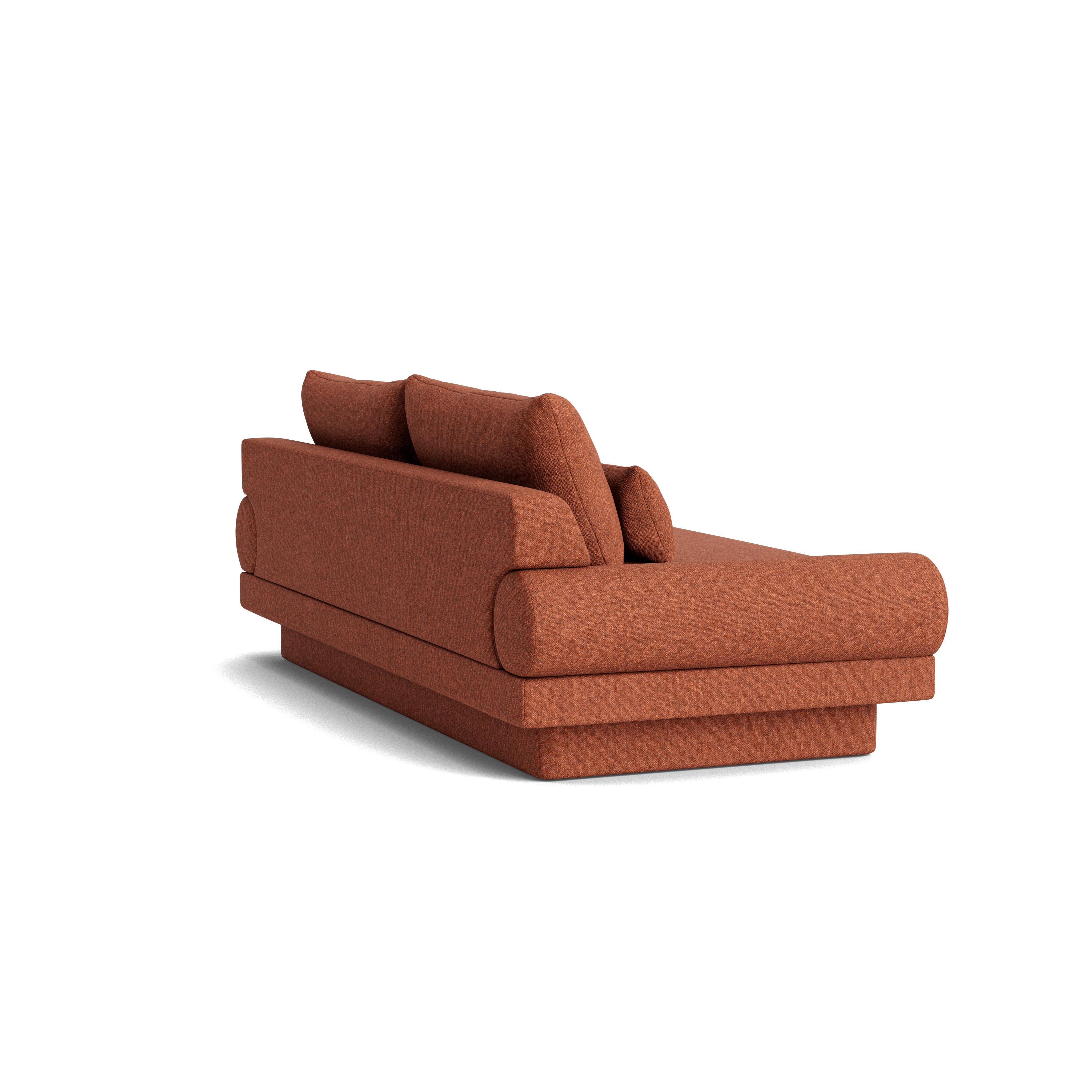 XXI secolo e contemporaneo Divano retrò con bracci a rotelle e base a zoccolo imbottita  in Maharam Beck in vendita