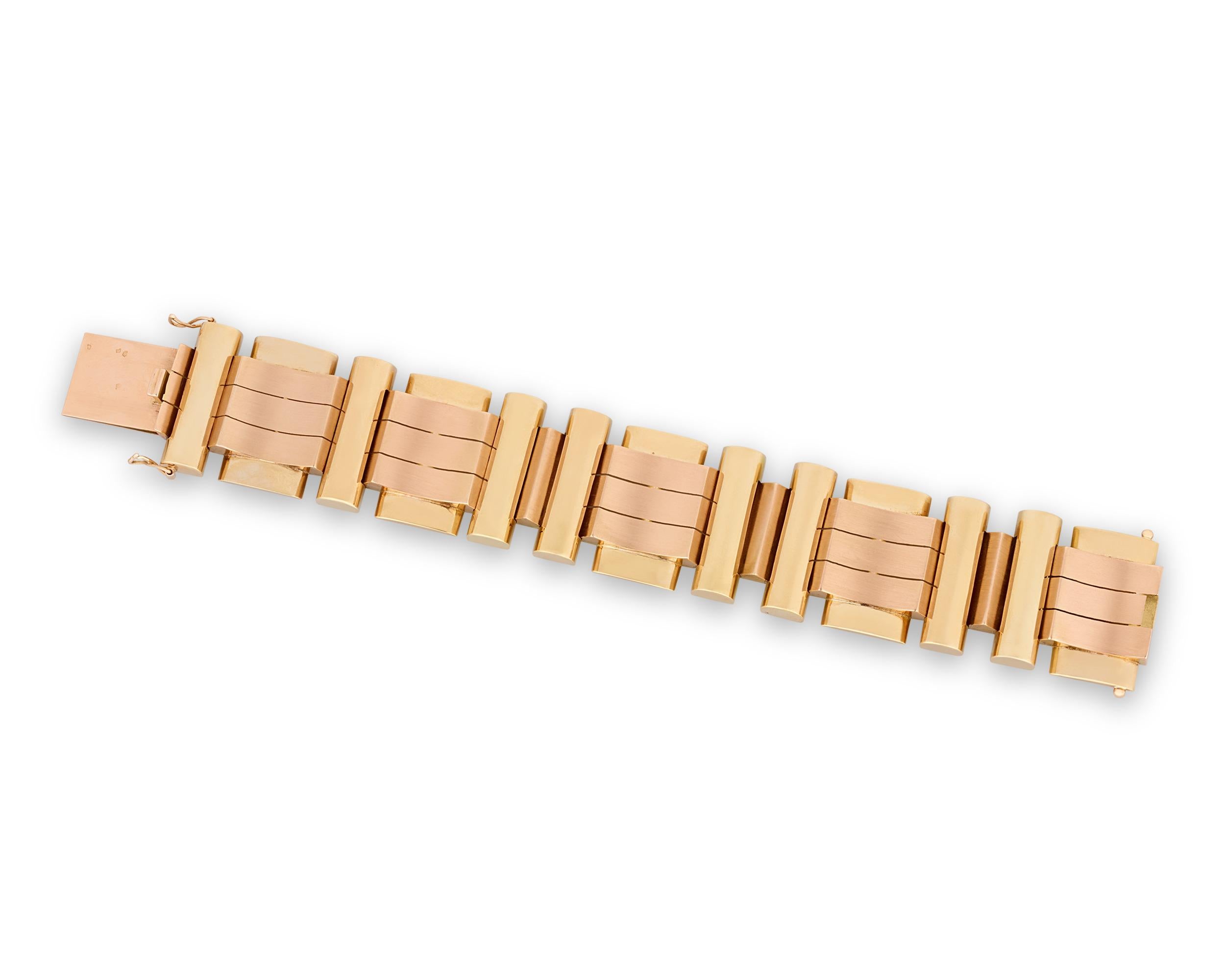 Ce superbe bracelet rétro français met en valeur l'élégance audacieuse et géométrique qui définissait les bijoux du milieu du siècle dernier. L'alternance de maillons et de barres en or rose et jaune 18 carats crée un jeu captivant de tons chauds et