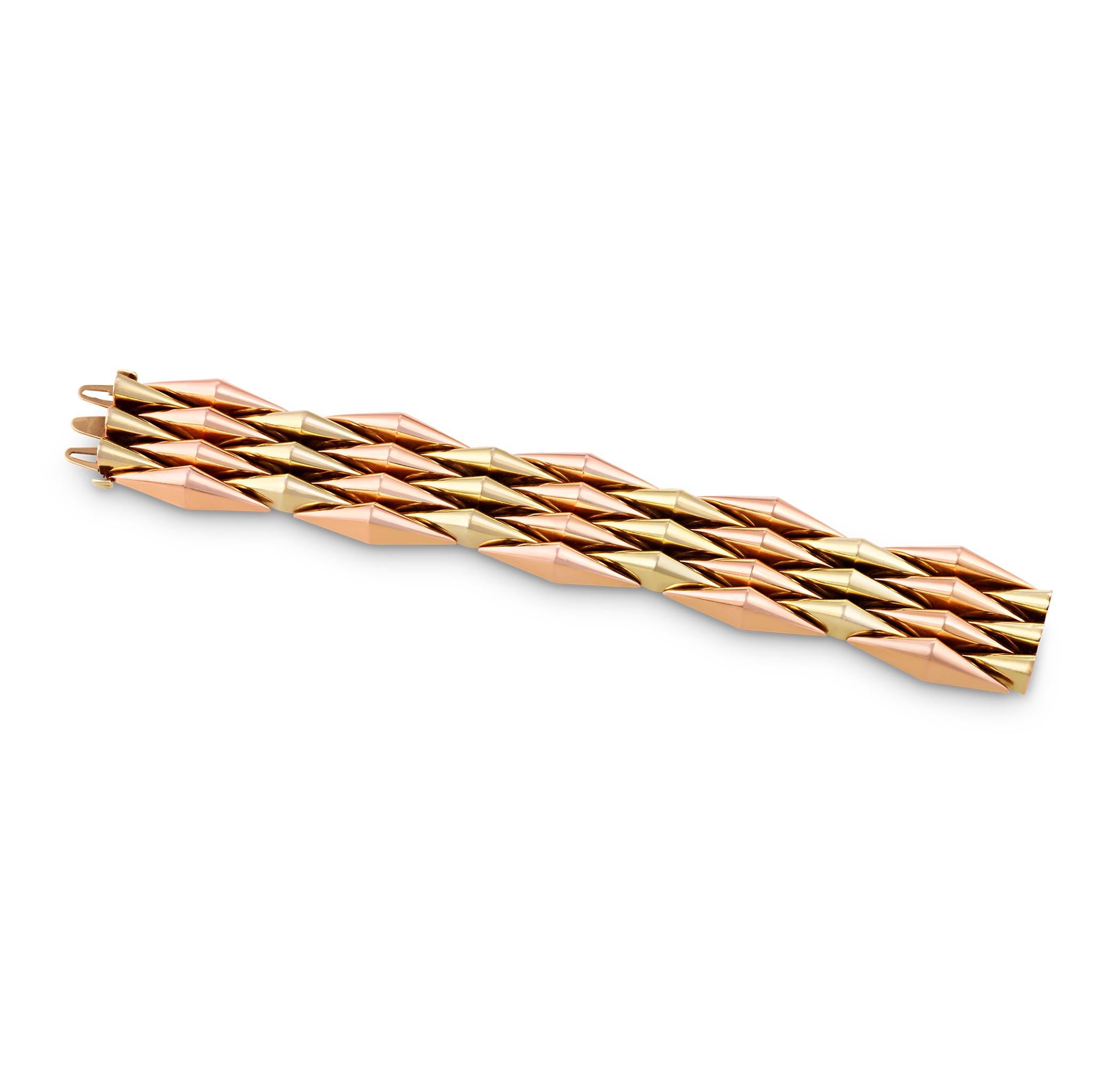 Esta llamativa pulsera Retro encarna la estética atrevida y sofisticada de la joyería de mediados de siglo. Presenta un diseño alterno de cuatro eslabones de oro rosa de 14 quilates seguidos de tres eslabones de oro amarillo de 14 quilates, cada uno