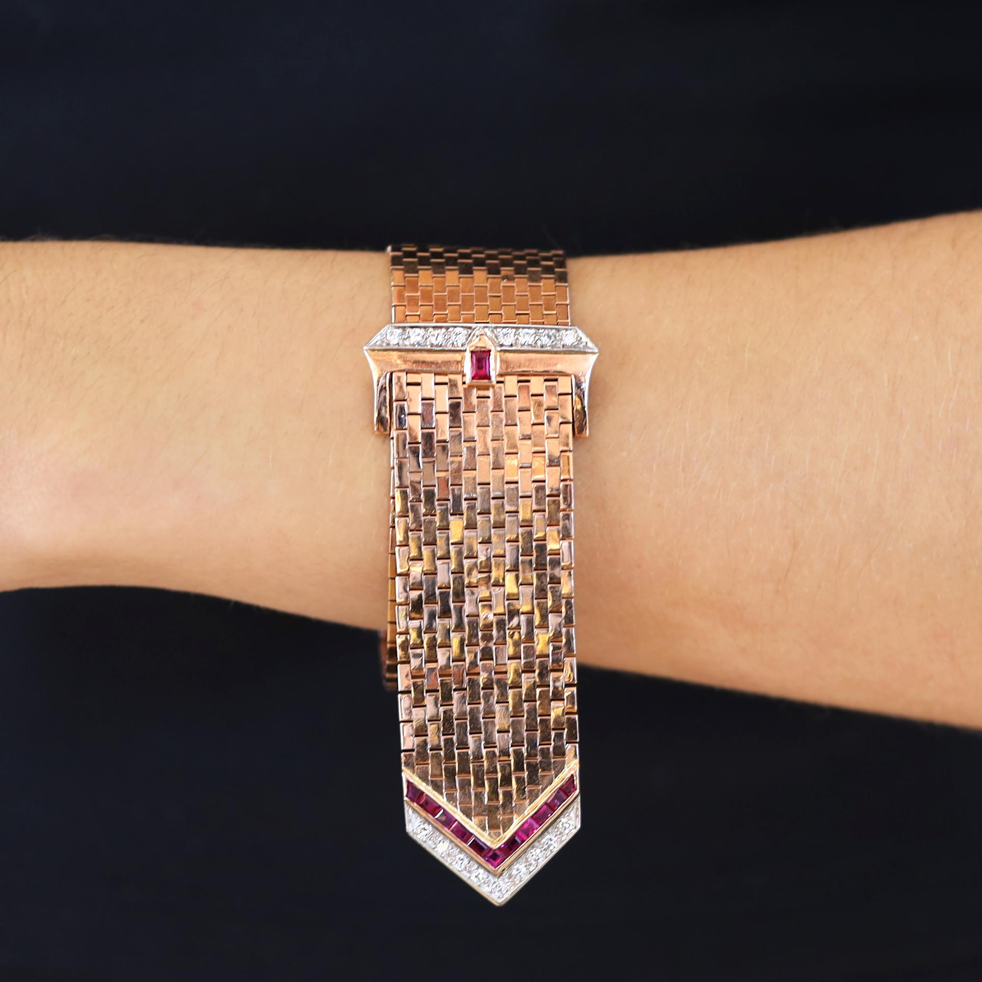 Una atrevida pulsera Retro captura la década de 1940 con este estilo característico, el espectacular diseño de hebilla. Este icónico motivo está fabricado en oro rosa de 14 quilates, platino, diamantes y rubíes sintéticos. Un poderoso ejemplo del