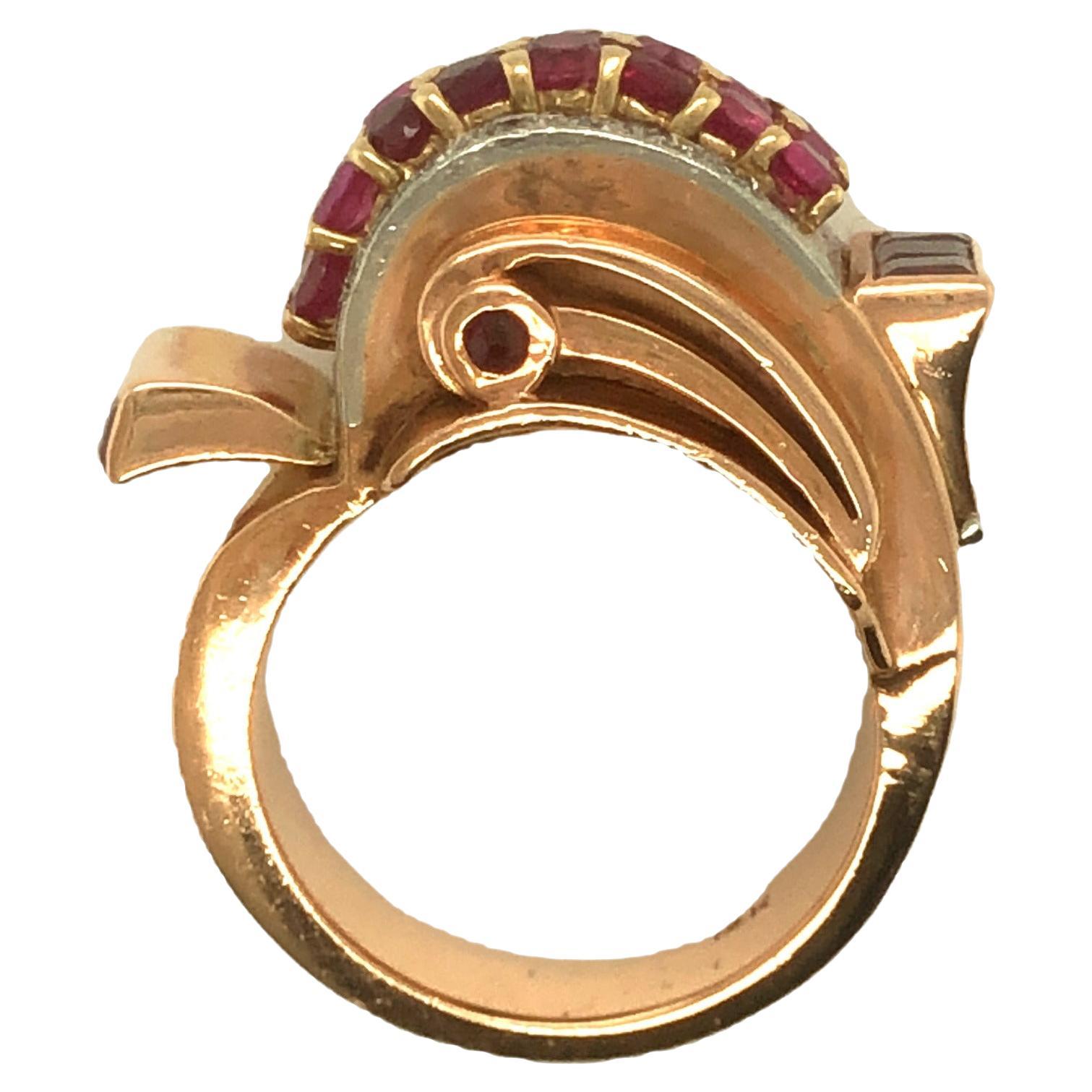 Dieser wunderschöne und gewagte Retro-Ring aus den 1940er Jahren wurde in 14-karätigem Roségold entworfen und gefertigt. In der Mitte befinden sich zwei Reihen mit runden Rubinen. Die farblose Diamantfassung ist in Weißgold gefasst, um das Weiß des