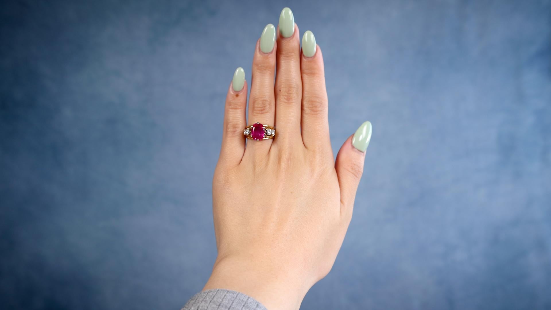 Ein Retro Rubin und Diamant 18k Gelbgold Ring. Mit einem Rubin im Kissenschliff mit einem Gewicht von etwa 2,40 Karat. Akzentuiert durch vier runde Diamanten im Brillantschliff mit einem Gesamtgewicht von ca. 0,40 Karat, eingestuft in Farbe H-I und