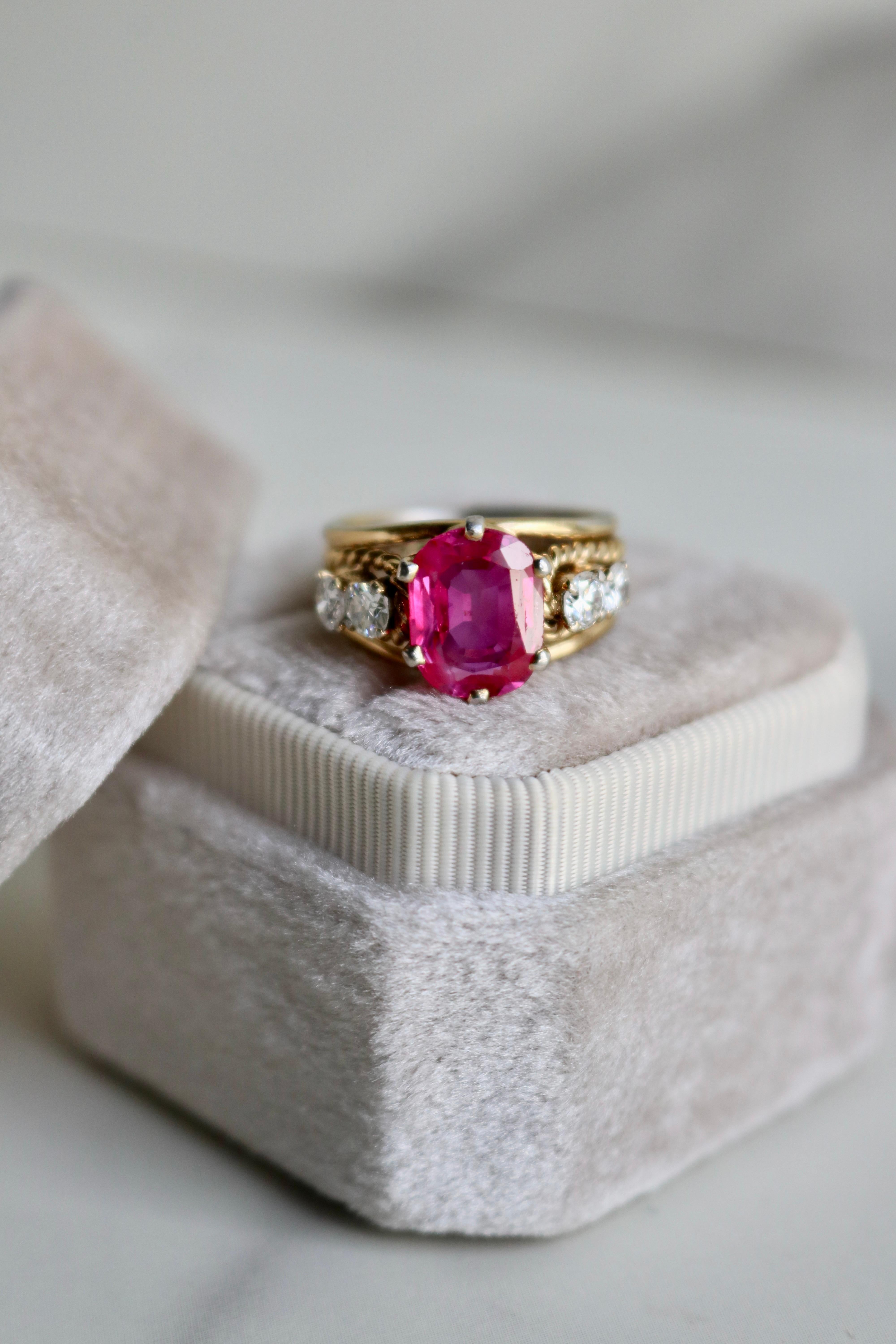 Women's or Men's Retro Ruby and Diamond 18k Yellow Gold Ring For Sale