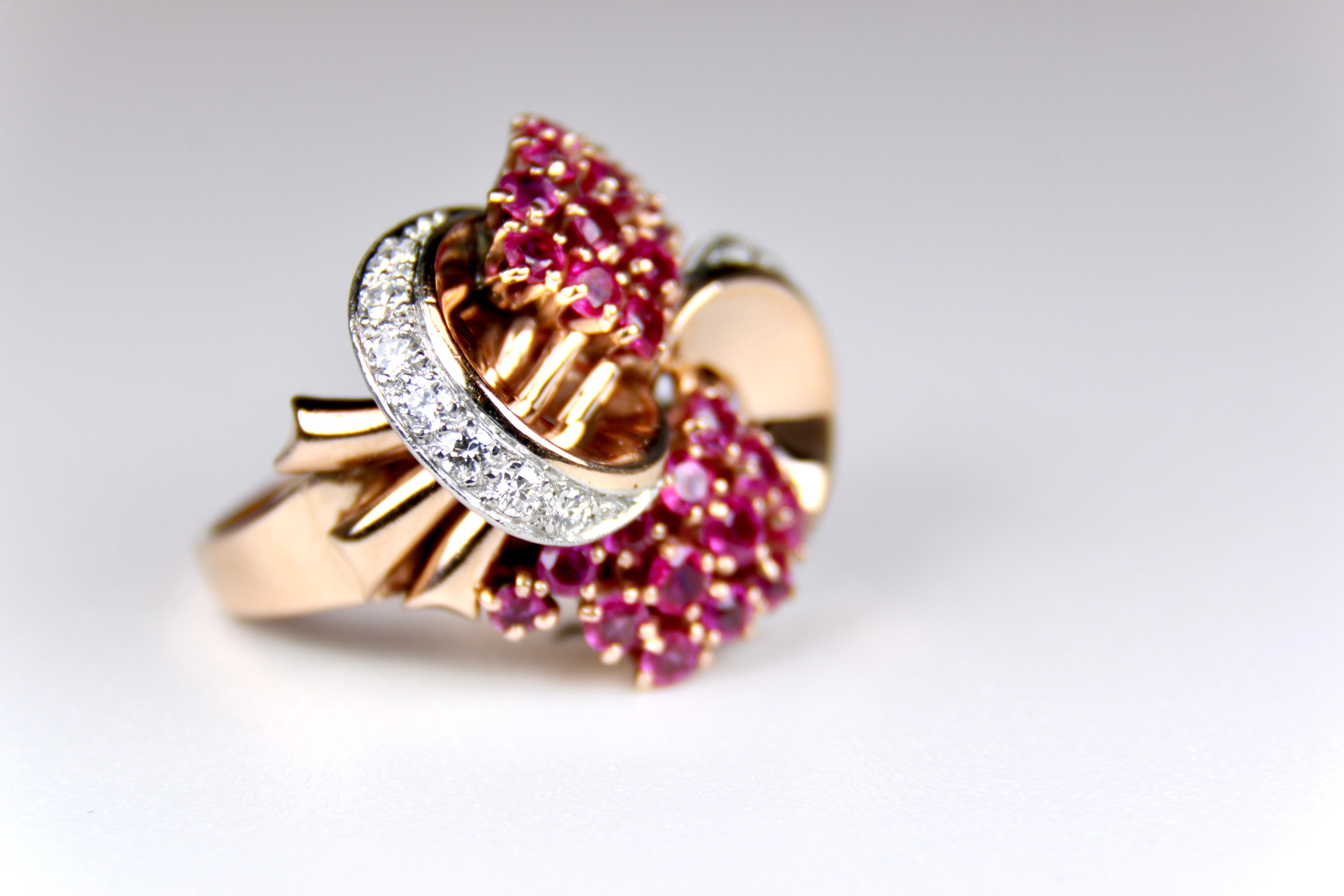 Round Cut Retro Ruby and Diamond and Yellow Gold Ring For Sale