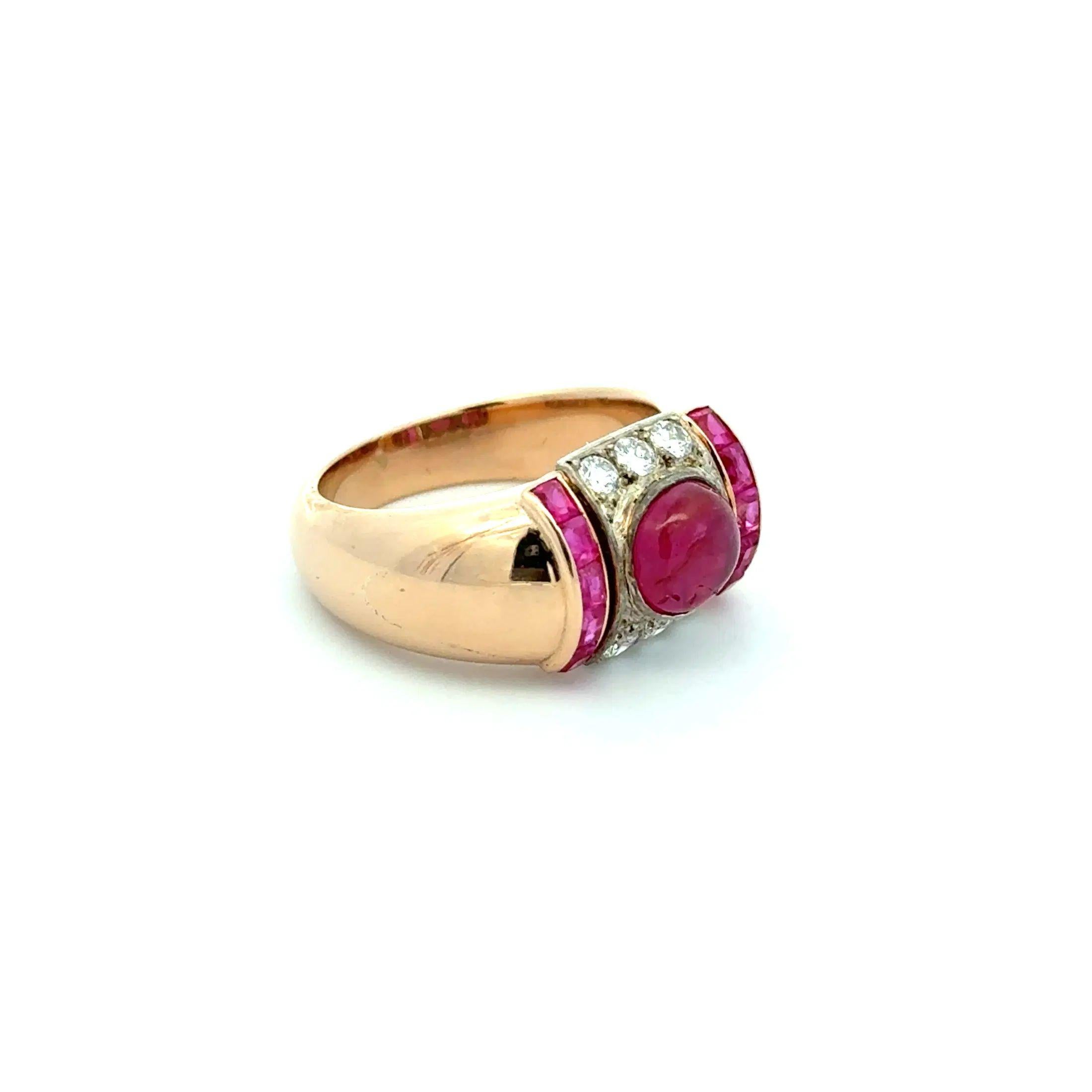 Sencillamente hermoso Anillo retro vintage de oro con rubíes y diamantes. Centra un Rubí Cabujón de 1 Quilate engarzado a mano, acentuado por Diamantes Redondos de Talla Brillante, con un peso aproximado de 0,30 tcw y Rubíes de 0,70 tcw. Montaje