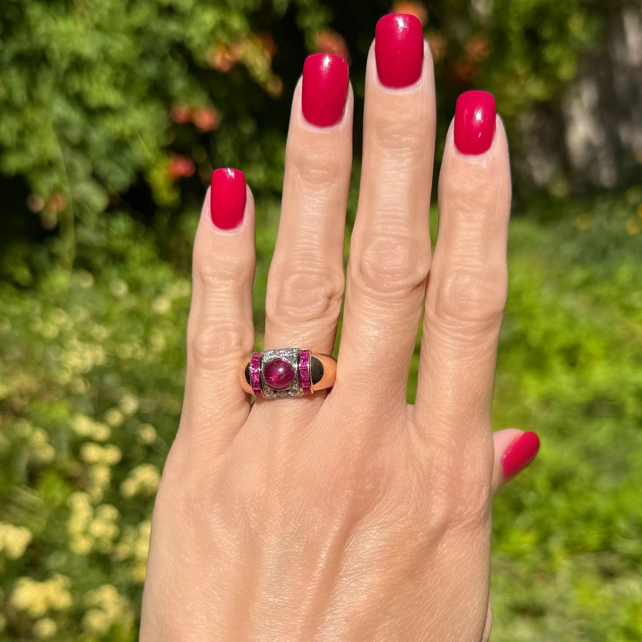 Anillo de cóctel retro vintage de oro con rubíes y diamantes Retro en venta