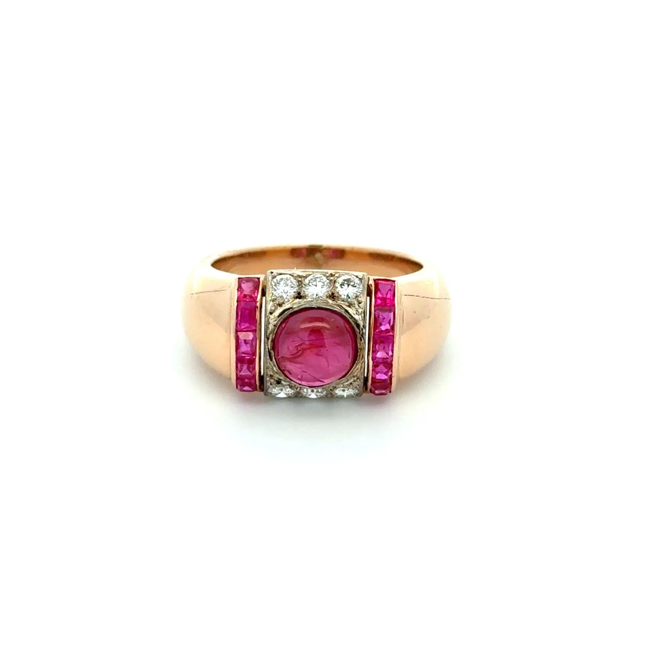 Anillo de cóctel retro vintage de oro con rubíes y diamantes Corte mixto en venta