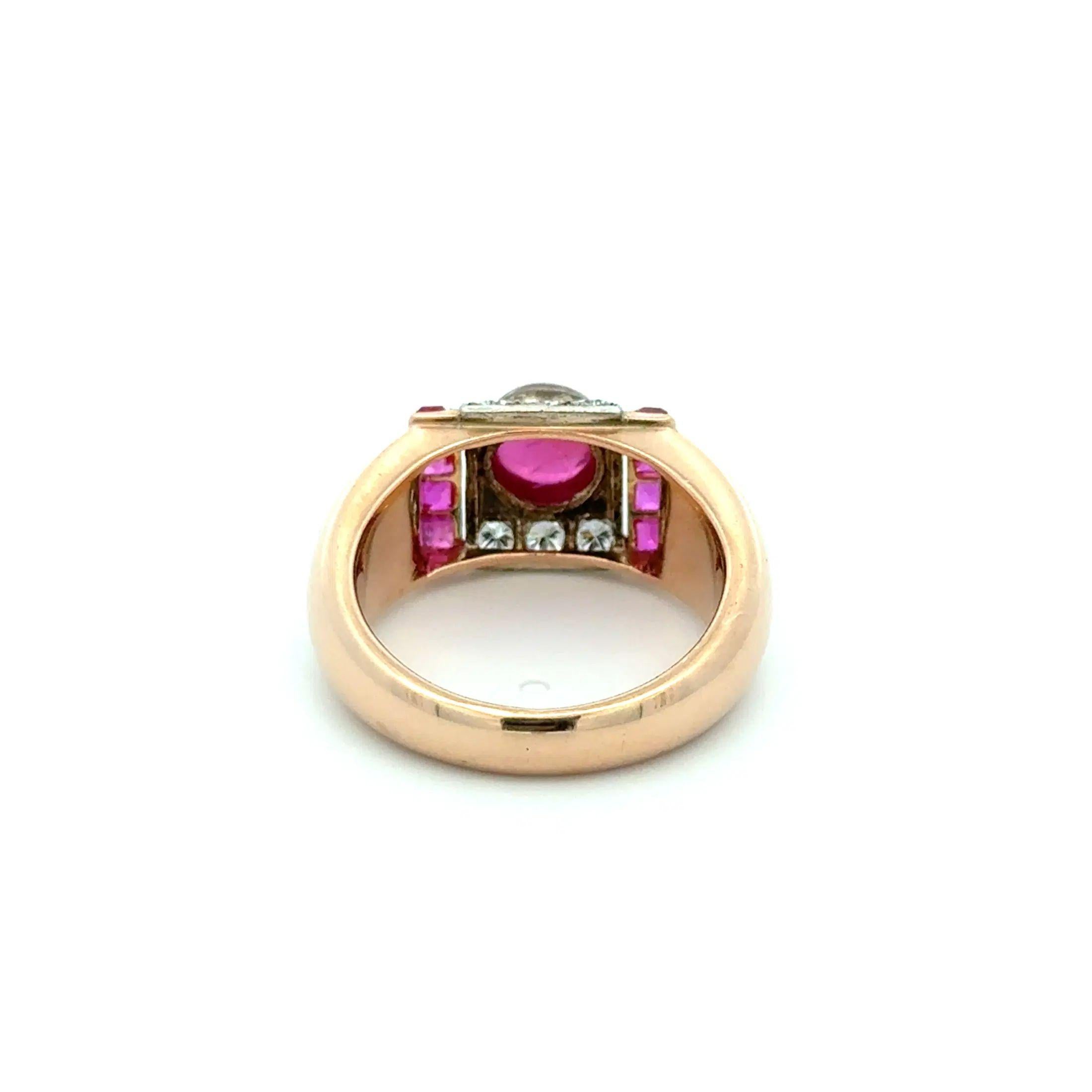 Anillo de cóctel retro vintage de oro con rubíes y diamantes en Excelente estado para la venta en Montreal, QC